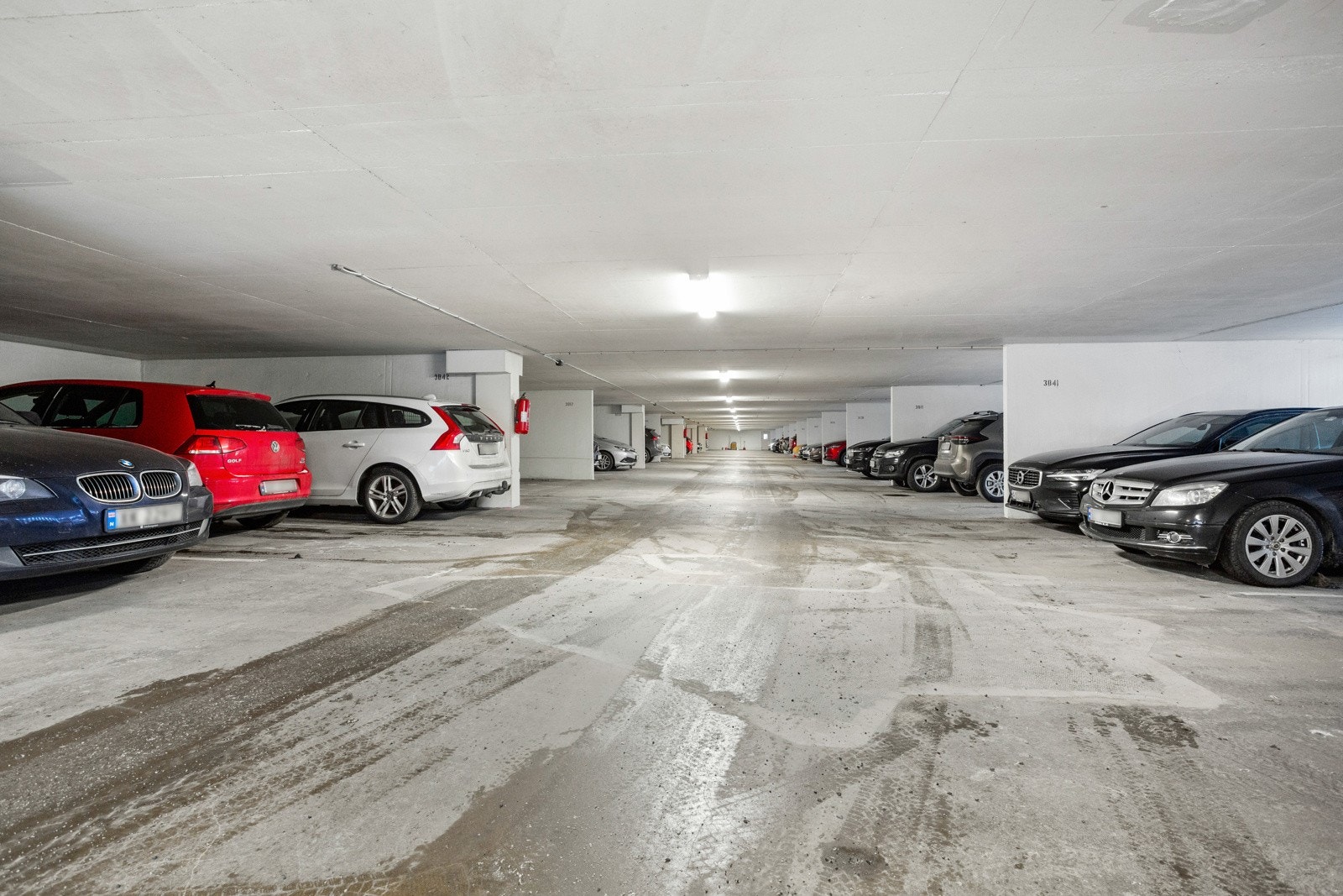 Andelen disponerer parkeringsplass i felles garasjekjeller under blokk 5. Galleribilde