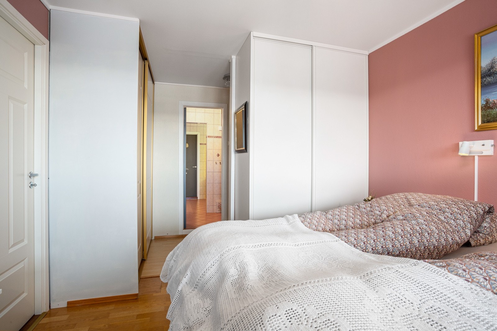 Hovedsoverommet har god plass til dobbeltseng og det har to skyvedørsgarderober. Galleribilde