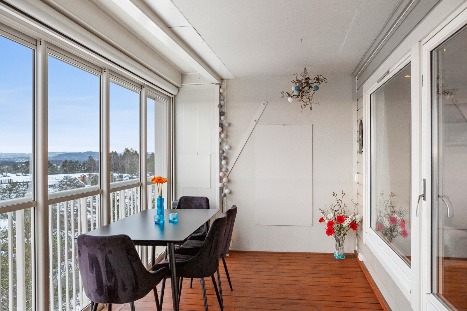 Stor innglasset balkong hvor du kan nyte naturens skiftende vær, uansett årstid. Galleribilde