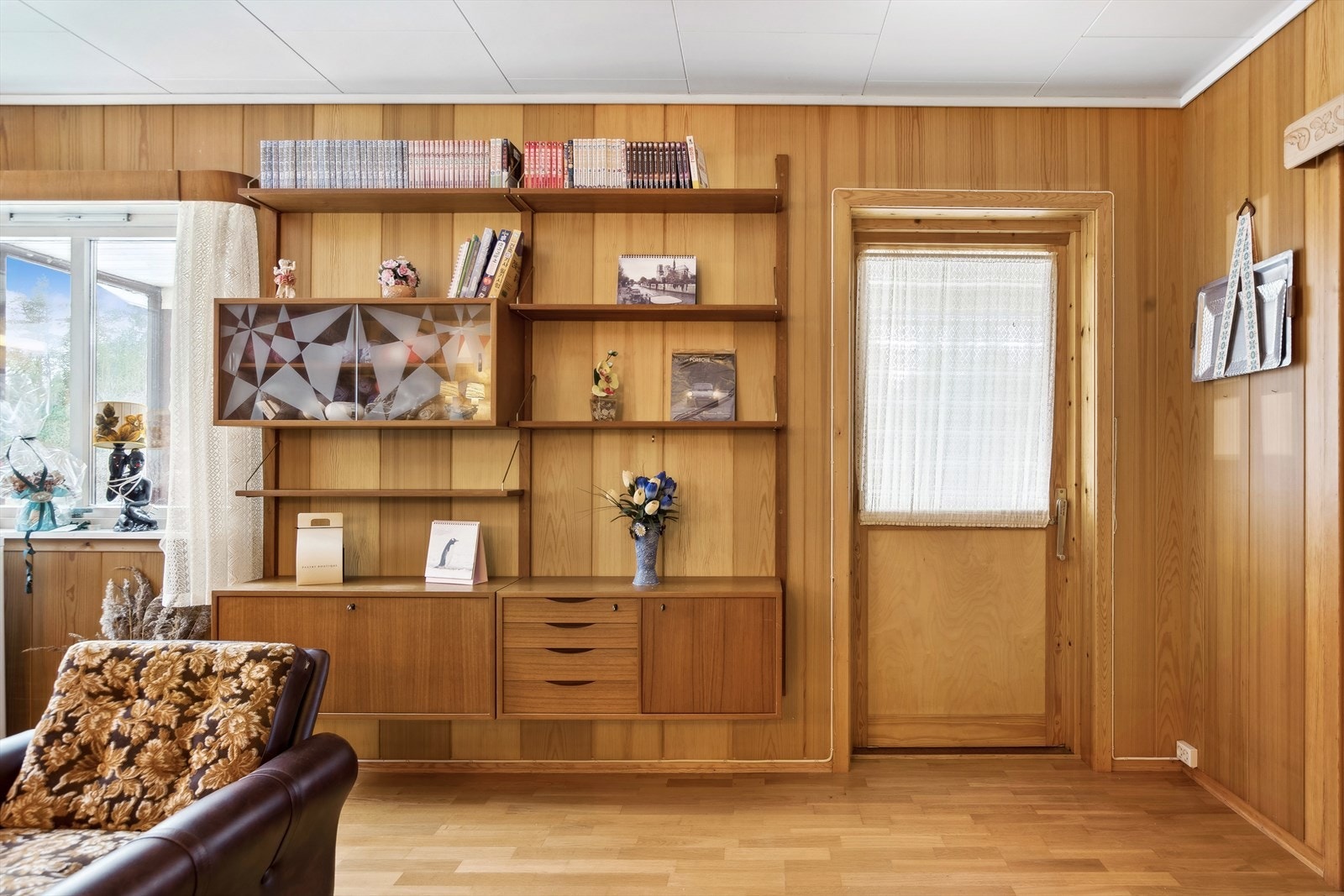 Fra stuen er det utgang til en overbygget veranda. Galleribilde