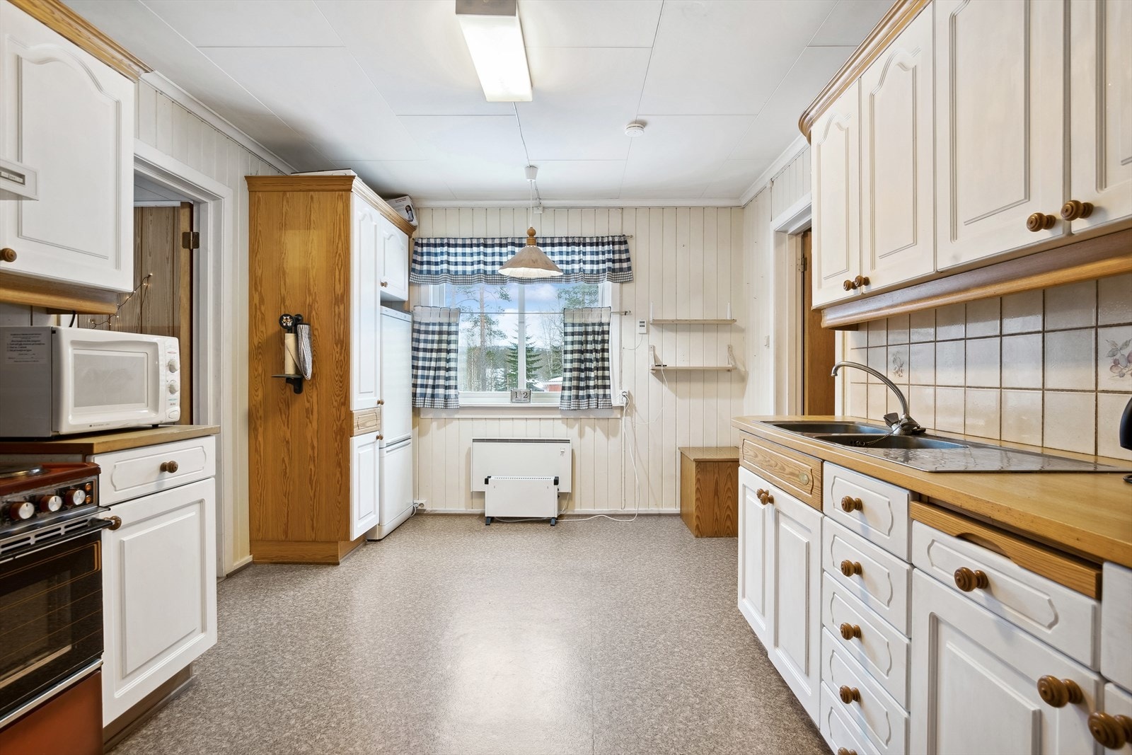 Eldre men solid kjøkkeninnredning. Galleribilde