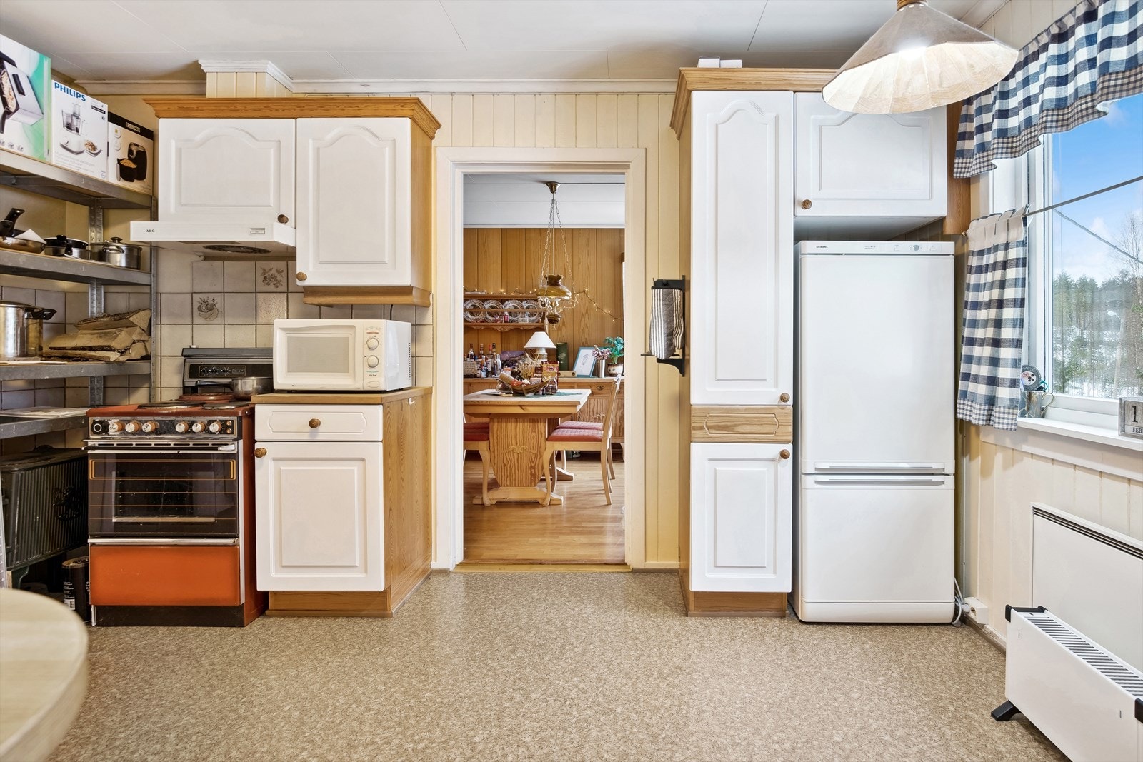 Innenfor kjøkkenet er spisestuen plassert. Galleribilde