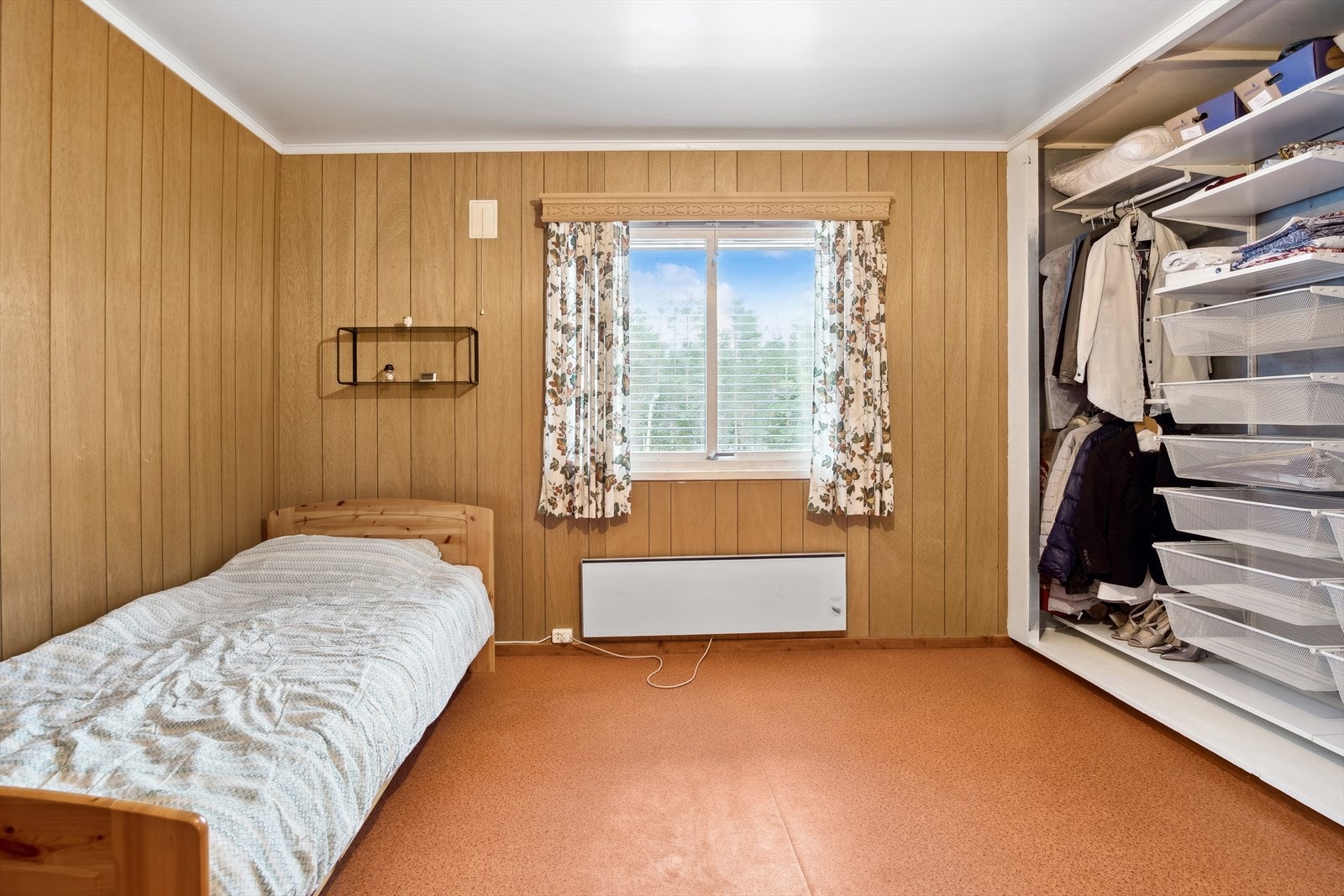 Det er en stor plassbygget garderobeløsning på soverommet. Galleribilde