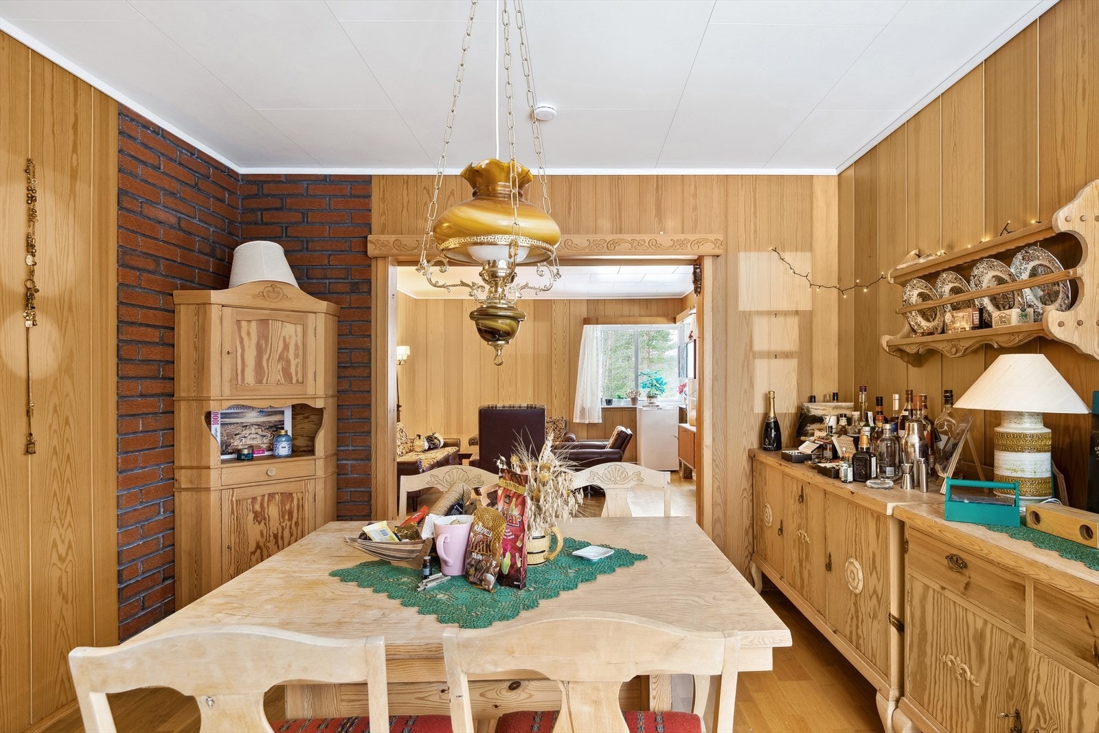 To-delt romslig stue. Galleribilde