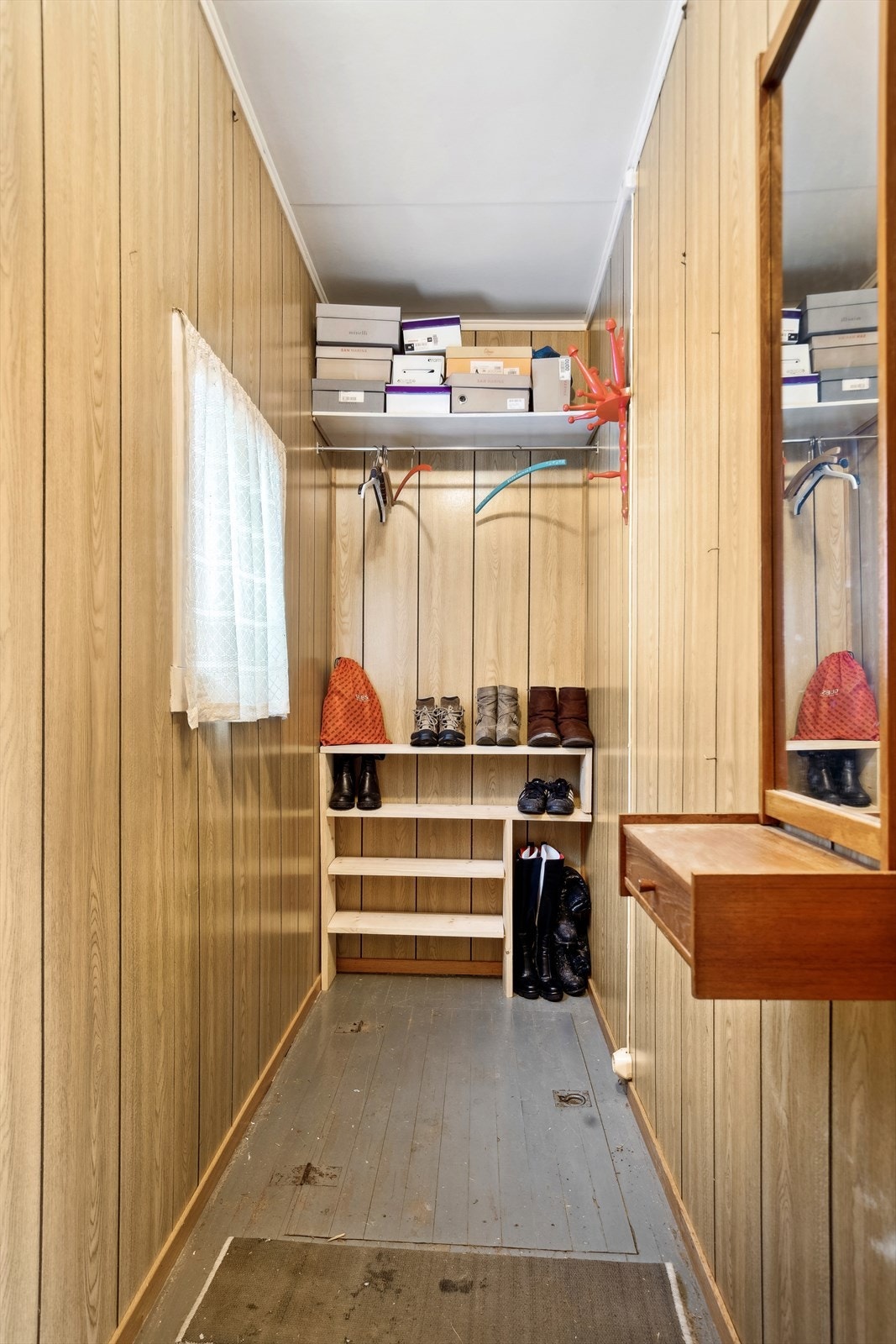 Gang med garderobeplass. Galleribilde