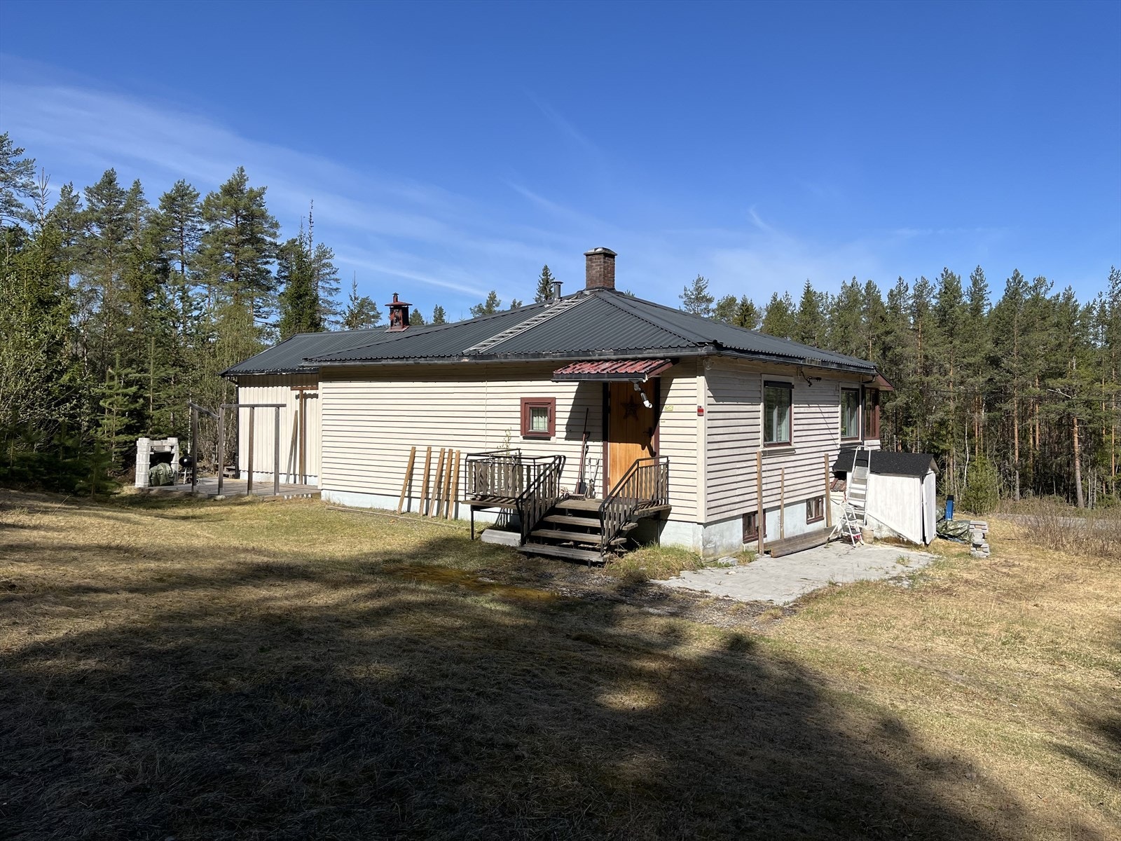 Uteplass med utepeis på den ene siden av boligen. Galleribilde