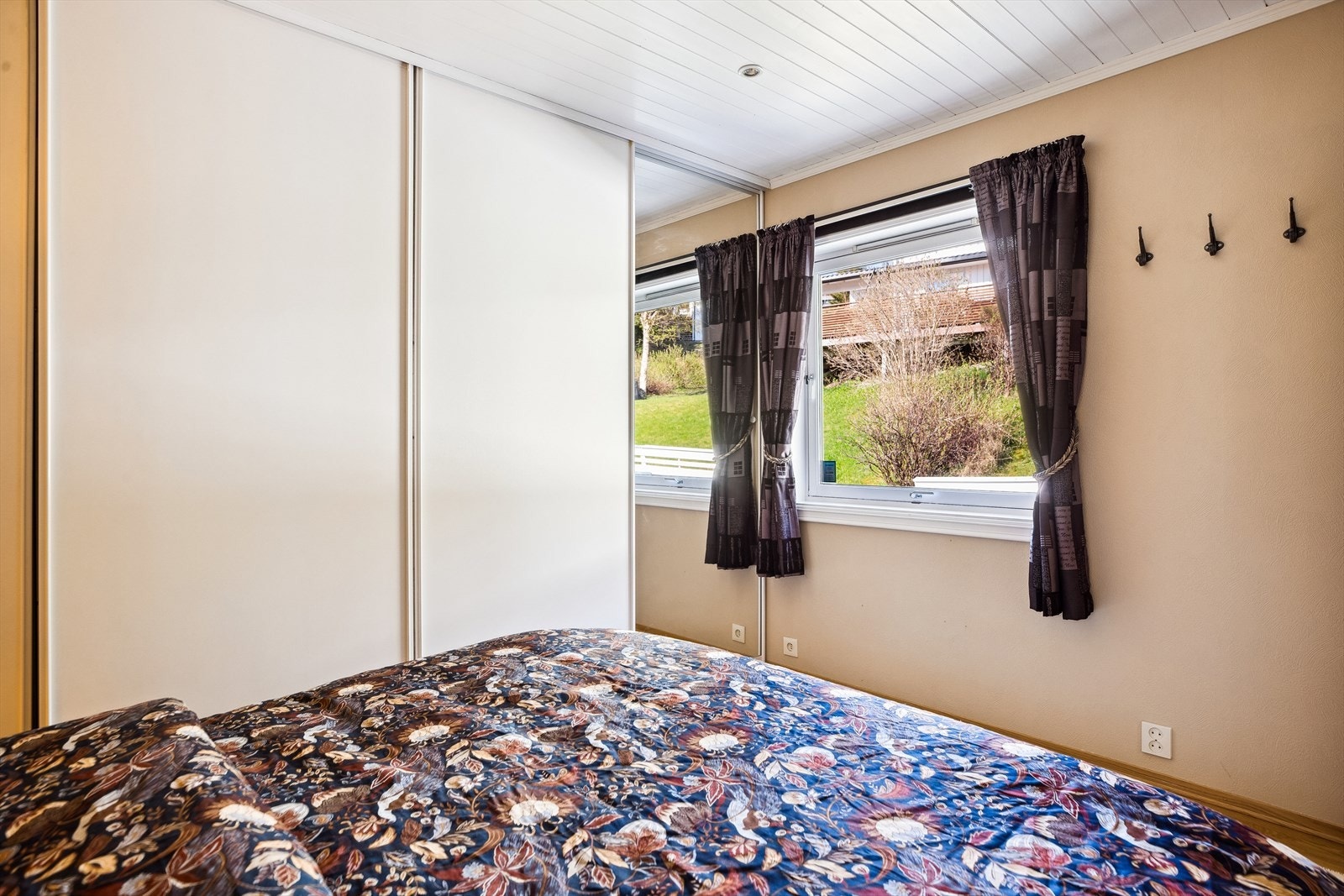 Hovedsoverommet har en stor og plassbygget skyvedørsgarderobe langs den ene veggen. Galleribilde