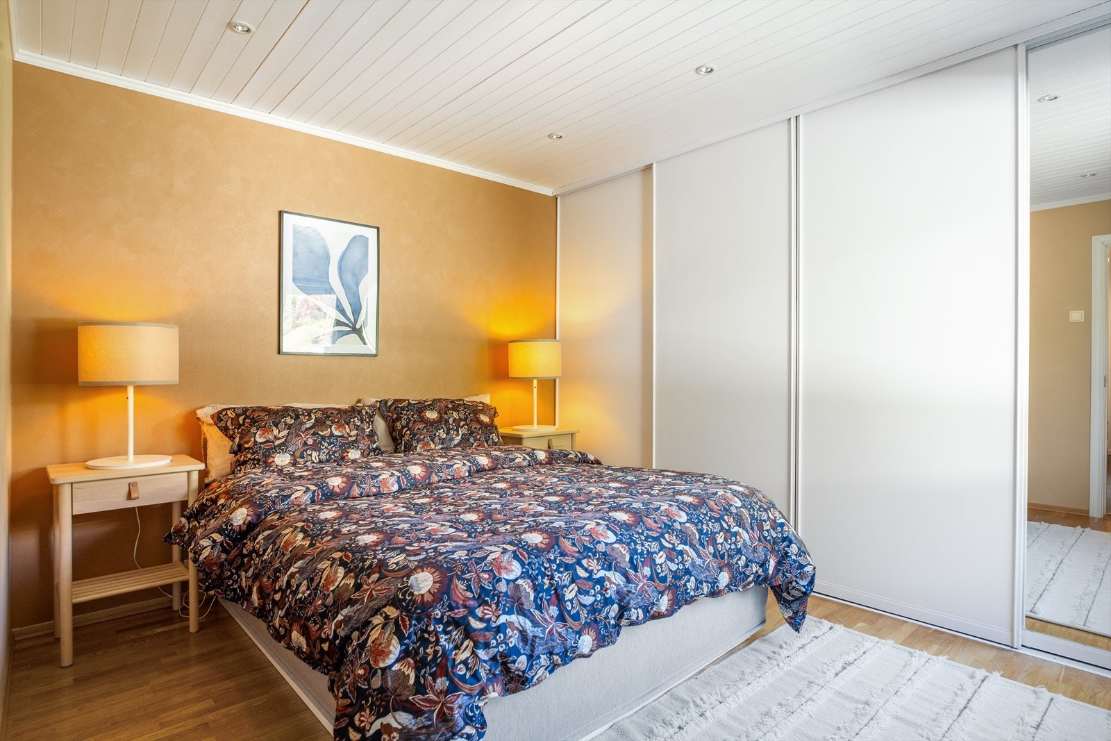 Boligen har til sammen fire soverom, ett i første etasje, ett i underetasjen og to i loftsetasjen. Galleribilde