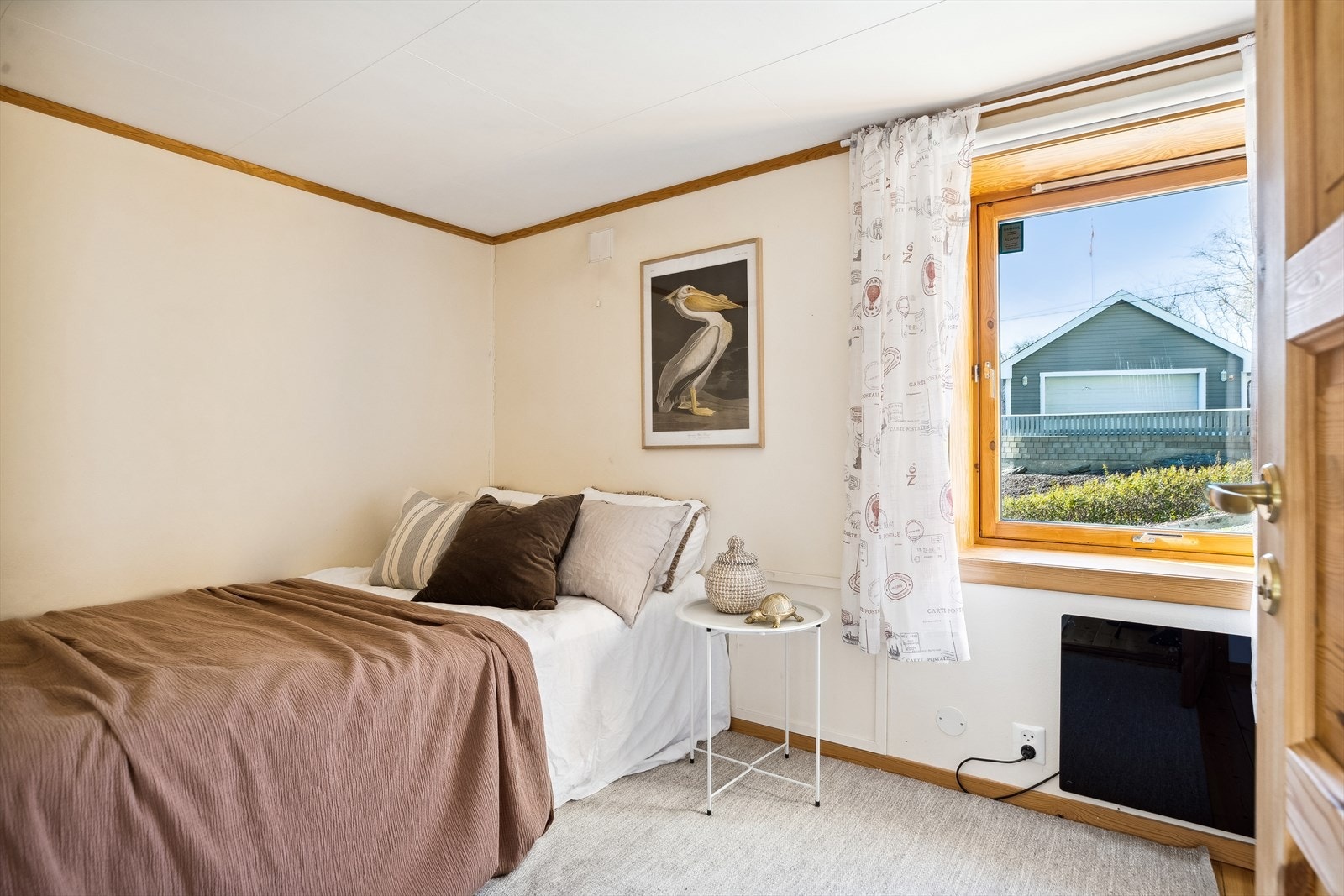 Soverommet nede måler ca. 6,5 kvm, mens hovedsoverommet er på ca. 12 kvm. Galleribilde