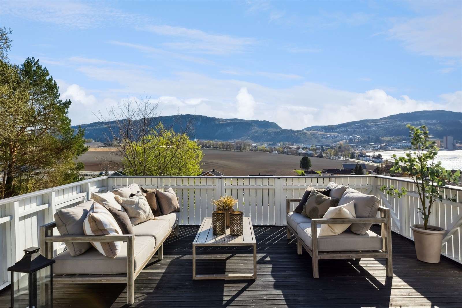 Inviter gjester over på hygglige grillmiddager med god mat og drikke. Galleribilde