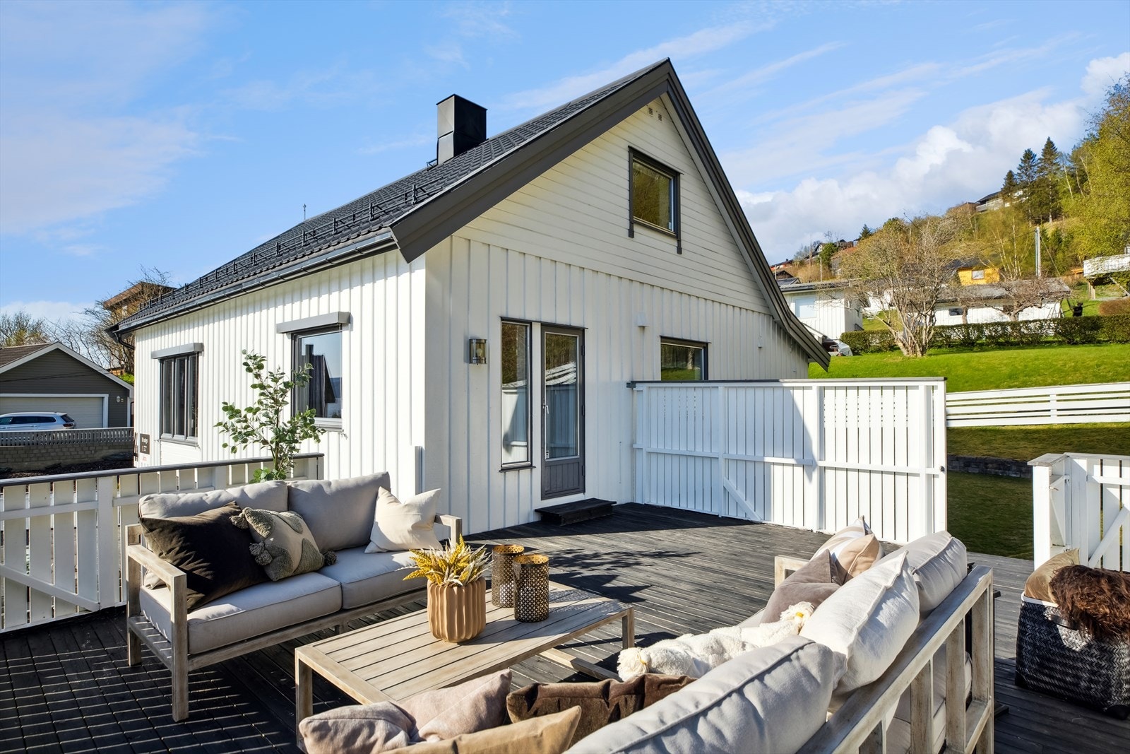 Begge uteplassene innredes enkelt i ulike soner. Galleribilde