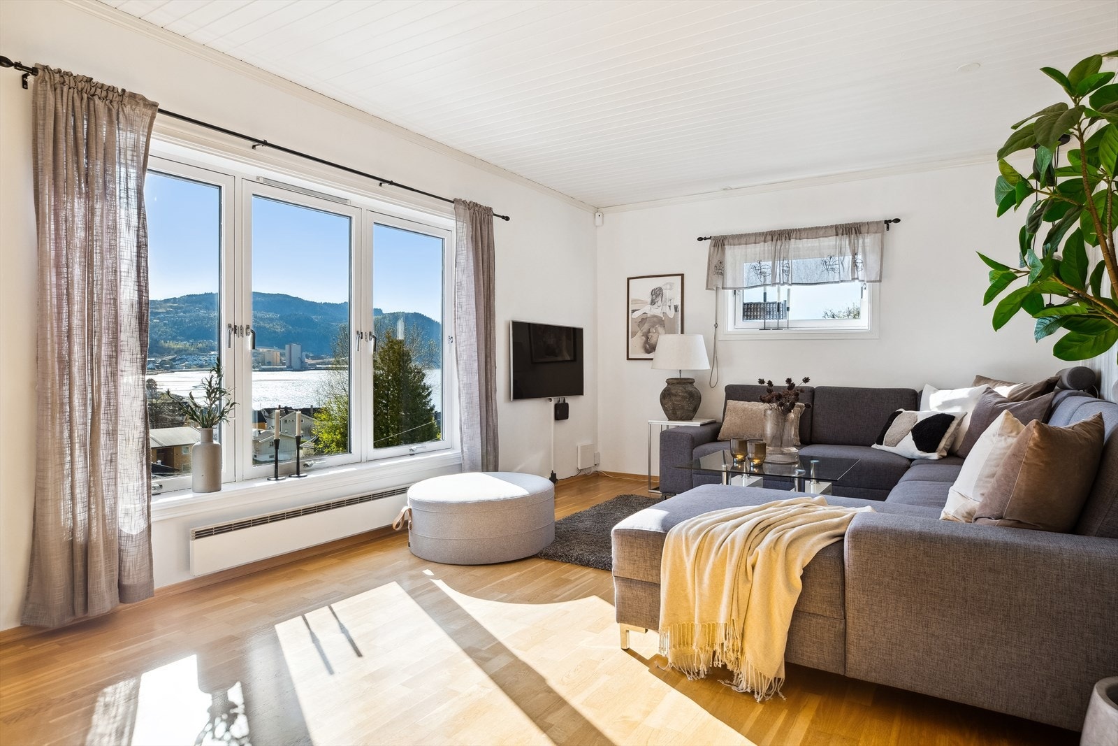 Vinduer i tre retninger gir gode lys- og utsiktsforhold i stuen. Galleribilde