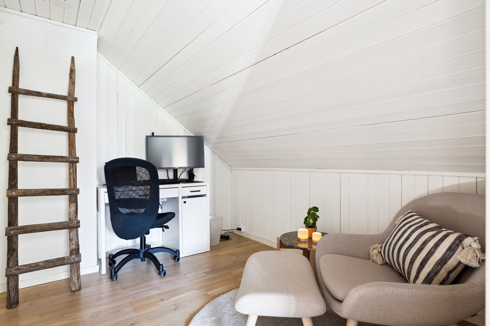 Gangen i loftsetasjen har plass til både kontor- og lesekrok. Galleribilde