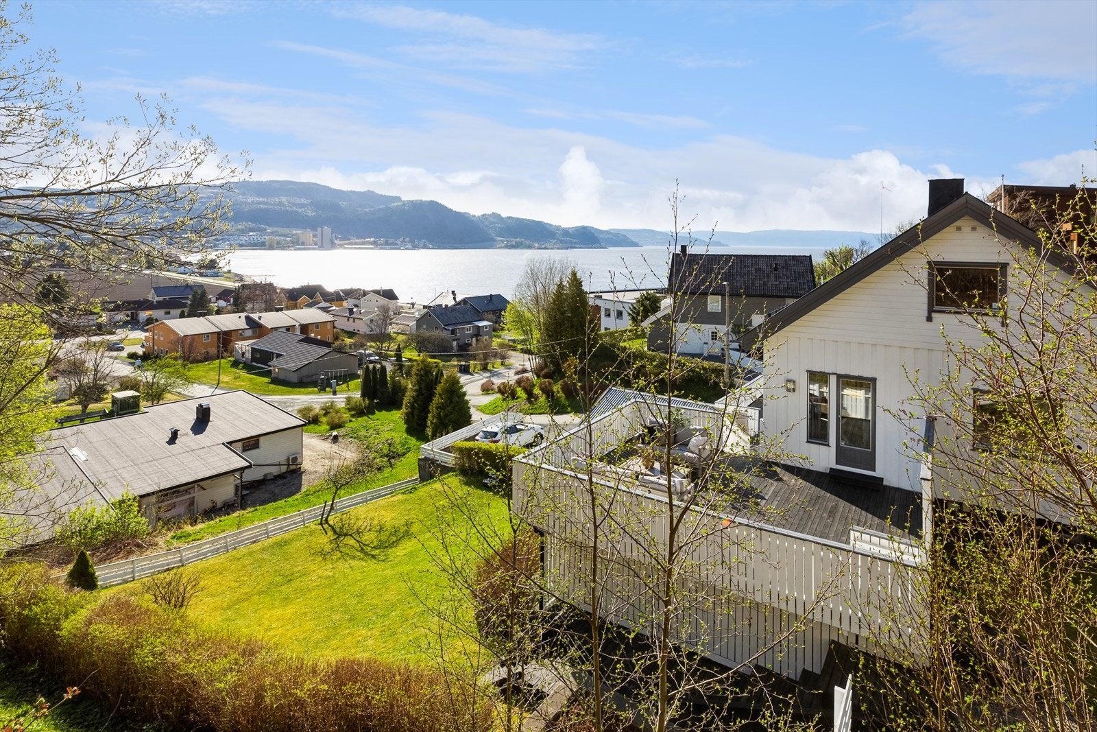 Beliggenheten er rolig og barnevennlig, med gangavstand til sjøen, Buvik skole og fine turmuligheter. Galleribilde