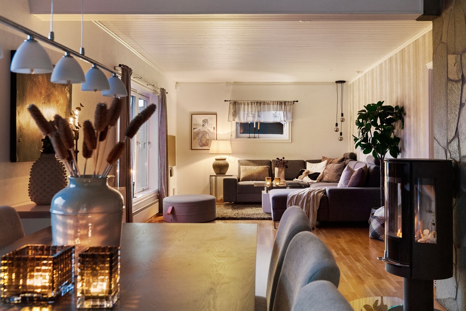 Venner og familie samles for hyggelige måltider rundt et langbord. Galleribilde