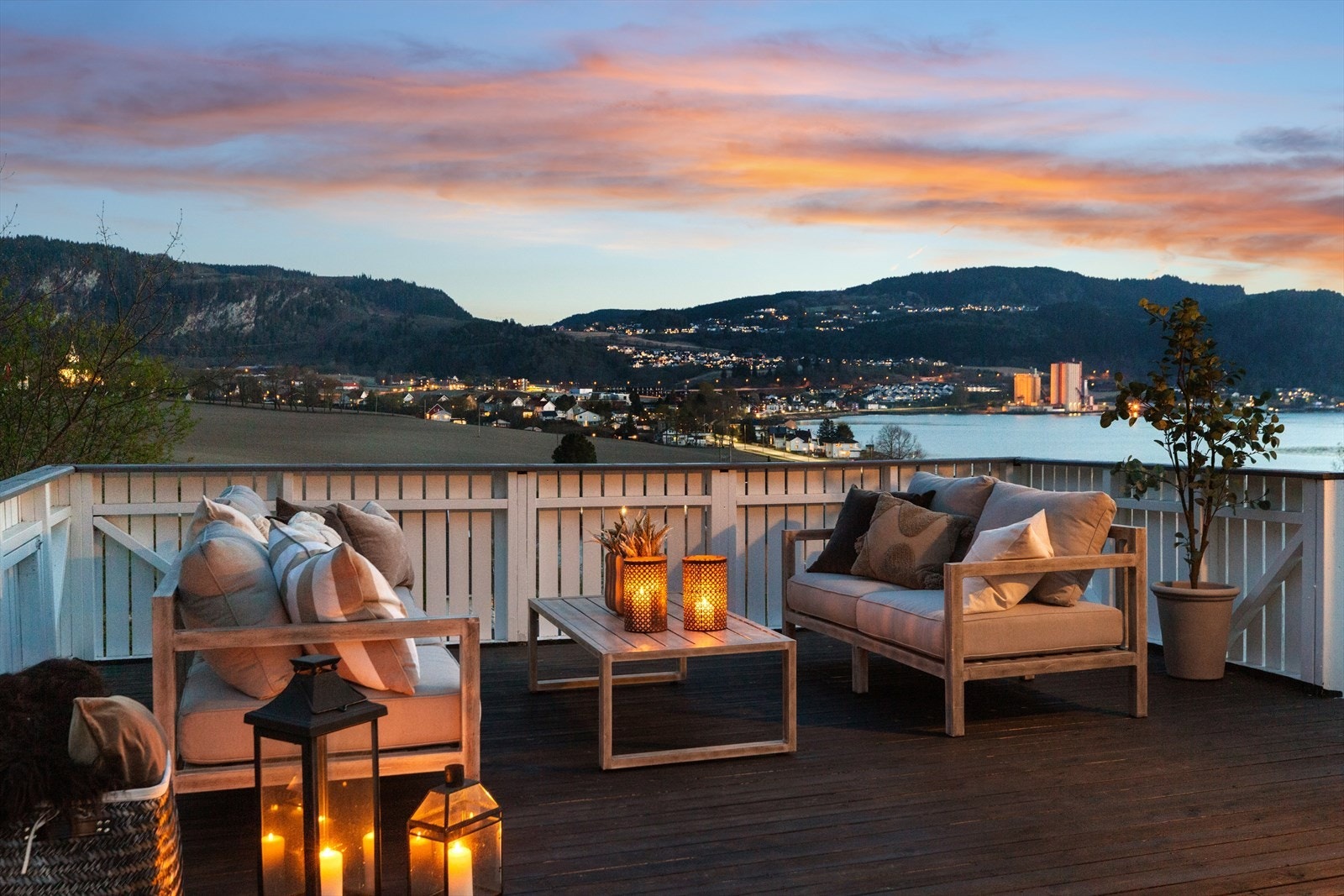 Boligen kan skilte med nydelig utsikt over sjøen og det landlige tettstedet. Galleribilde