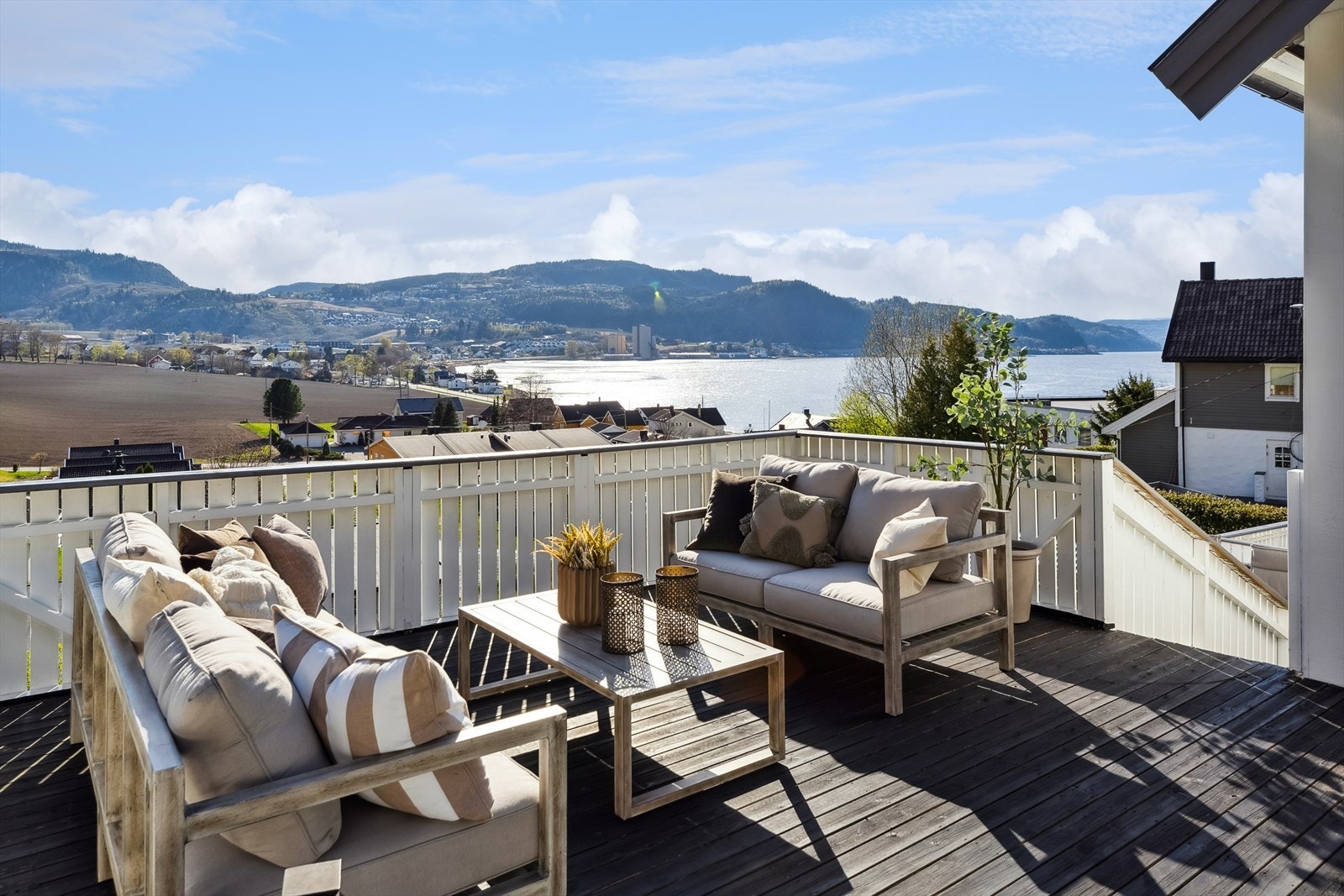 Utenfor stuen har boligen en herlig balkong på ca. 33 kvm, der sjøutsikten viser seg fra sin beste side. Galleribilde