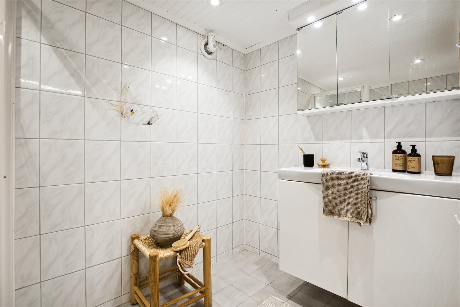 Badet nede ble oppgradert med ny innredning i 2022. Galleribilde