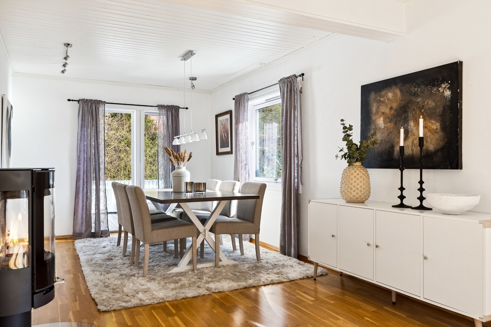 Stuen er et romslig oppholdsrom for hele familien, der lune kvelder sikres av en peisovn. Galleribilde