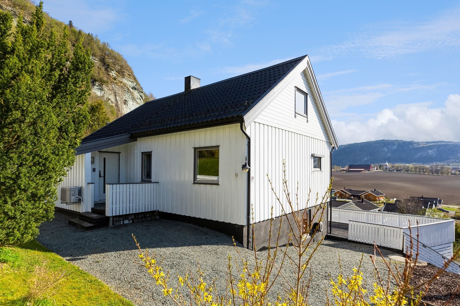 Boligen har et godt skjermet inngangsparti med ytterdør fra 2019. Galleribilde