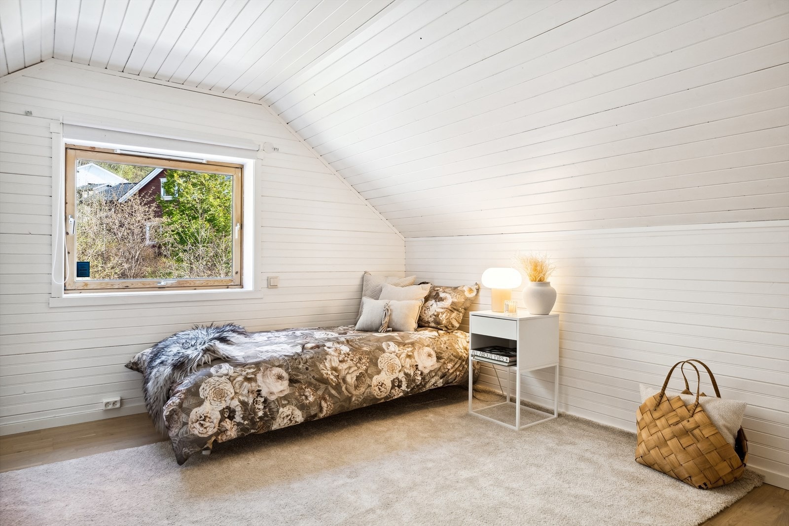 Hele fire soverom gir mange valgmuligheter til familien, og ved behov kan et av rommene brukes som kontor eller stue. Galleribilde