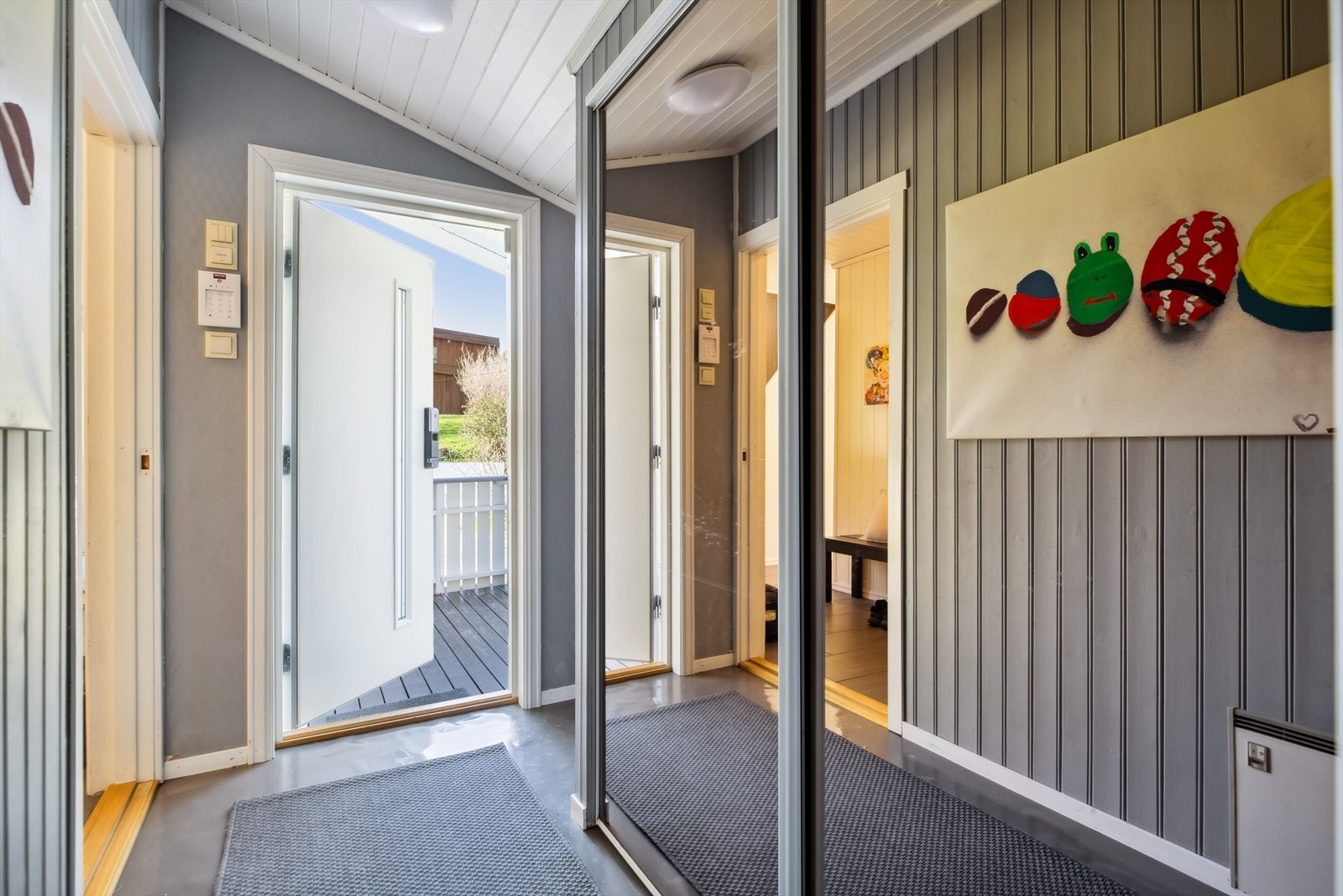 Jakker og annet yttertøy ryddes enkelt bort i en stor skyvedørsgarderobe i entreen. Galleribilde