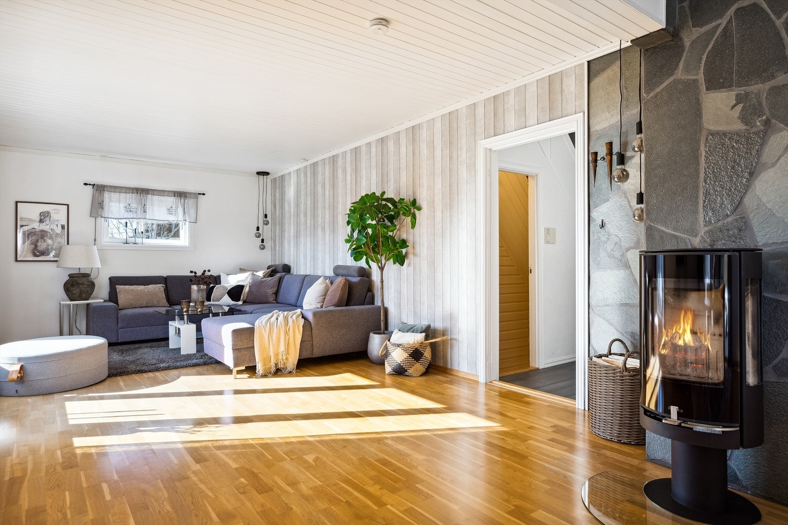 Ildstedet er plassert slik at stemningen nytes fra både sofakroken og spiseplassen. Galleribilde