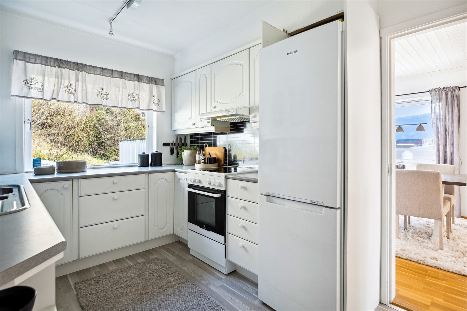 Kjøkkenet ligger innenfor stuen, med opplegg for oppvaskmaskin og avsatt plass til komfyr. Galleribilde