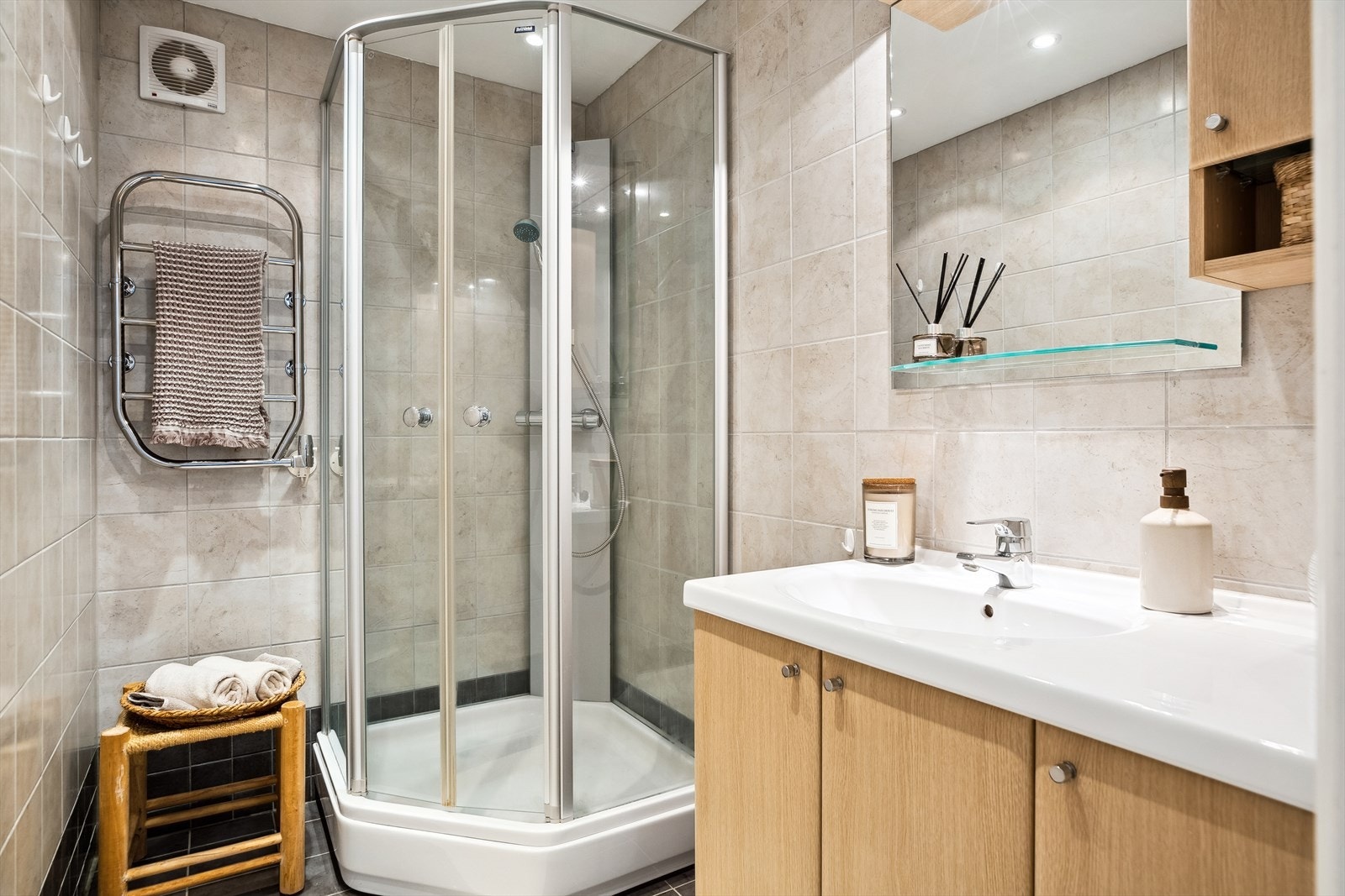 Boligen har to flislagte bad, ett i første etasje og ett i underetasjen. Galleribilde