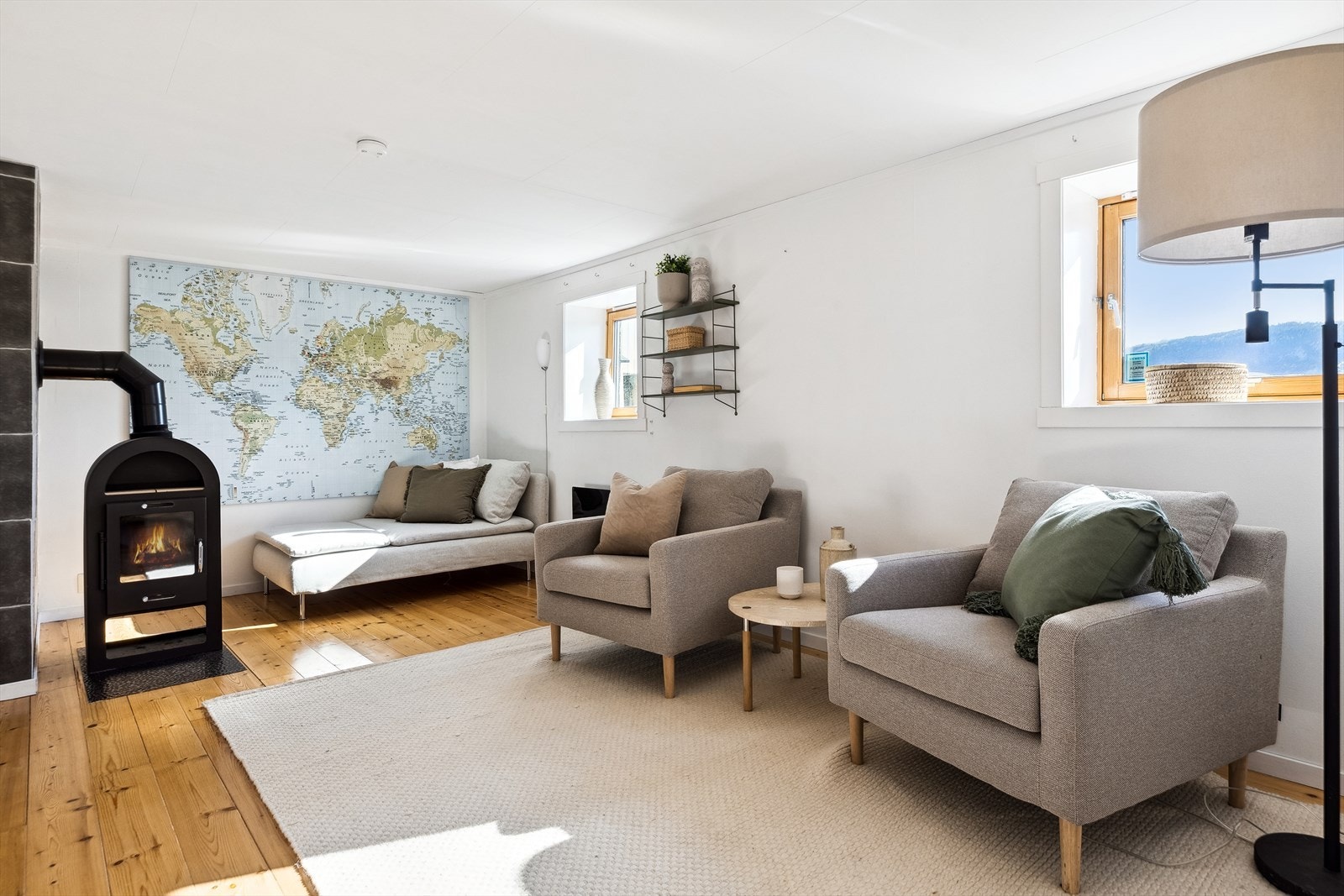 Boligen har et innredet rom med ildsted i underetasjen, som i dag benyttes som kjellerstue. Galleribilde