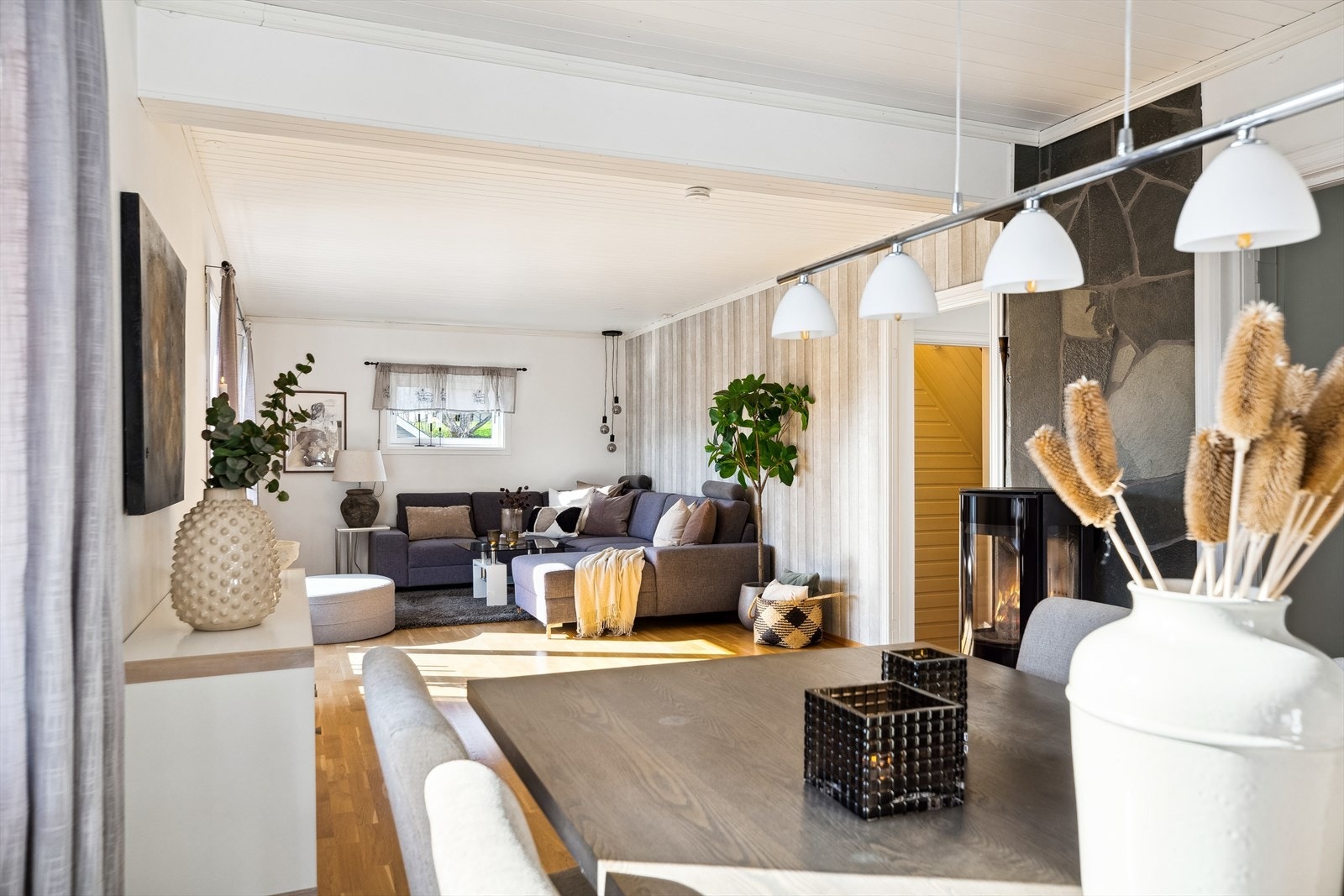 Stuen er naturlig inndelt i ulike brukssoner, og det passer utmerket å innrede med spiseplass utenfor kjøkkenet. Galleribilde