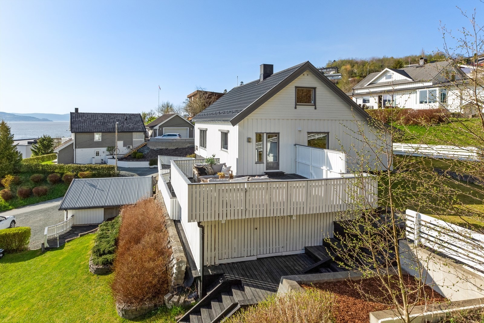 Tomten er på ca. 957 kvm, pent opparbeidet med plen, trær, bed, hekker, flaggstang og trapper i terrenget. Galleribilde