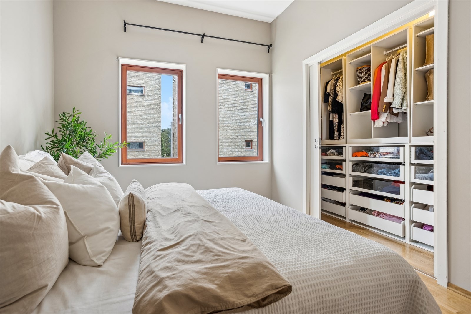 Soverom med tilhørende klesrom Galleribilde