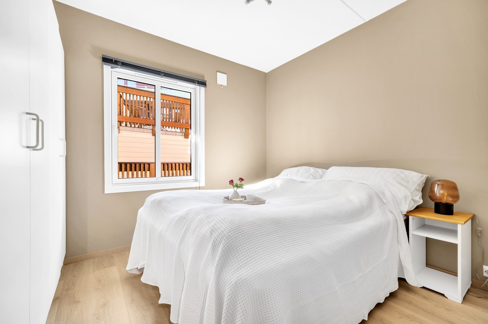 Soverommet er på nærmere 9 kvm og er vendt ut mot stille bakgård. Galleribilde