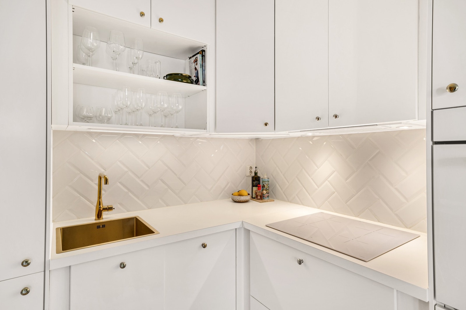 Kjøkkenet har flere flotte finesser, bl.a tidsriktige messingdetaljer. Galleribilde