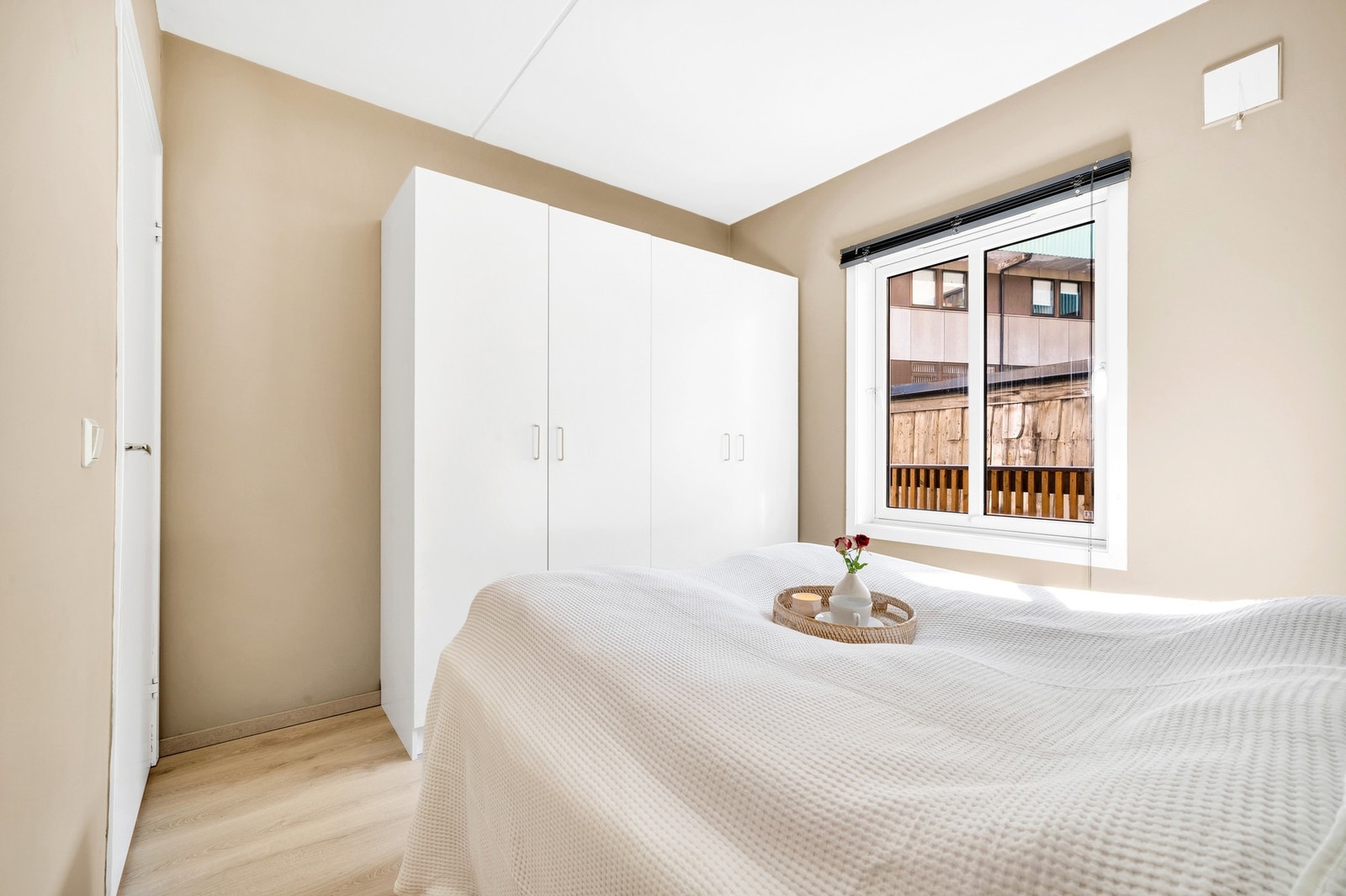 Her er det plass til både dobbeltseng og garderobeløsning. Galleribilde