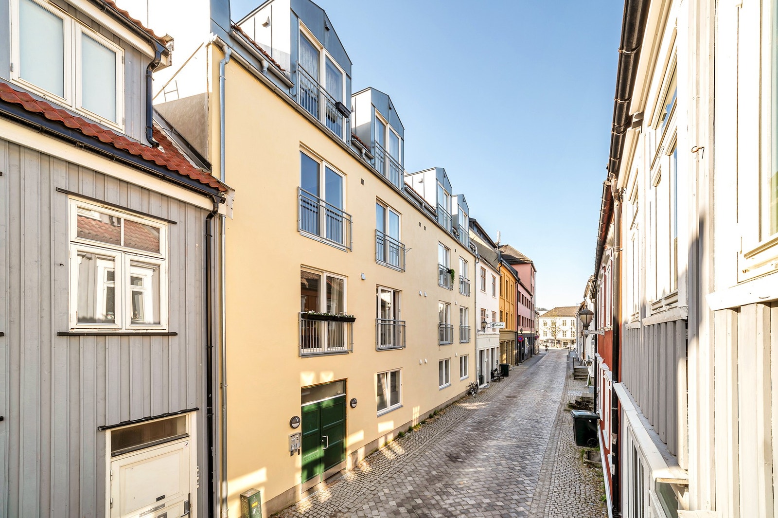 Fasade. Bygget ble som nevnt ferdigstilt i 2004 og det er godt lydisolert mellom leilighetene. Galleribilde