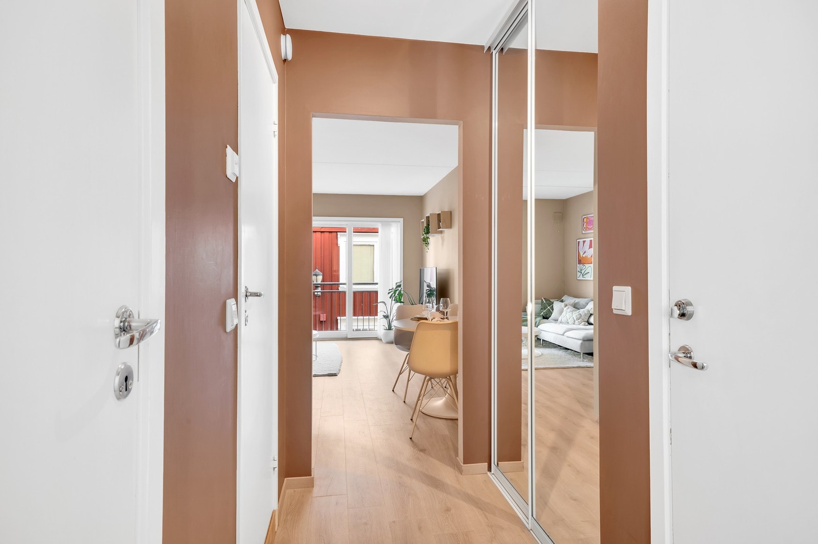 Gang med skyvedørsgarderobe m/speilfronter. Legg merke til det lekre gulvet som er enstavs og gjennomgående for leiligheten. Galleribilde