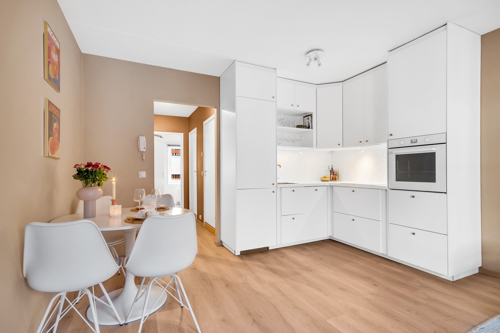 Splitter nytt kjøkken i 2022 med integrerte hvitevarer som følger salget. Her er det bare å flytte rett inn! Galleribilde