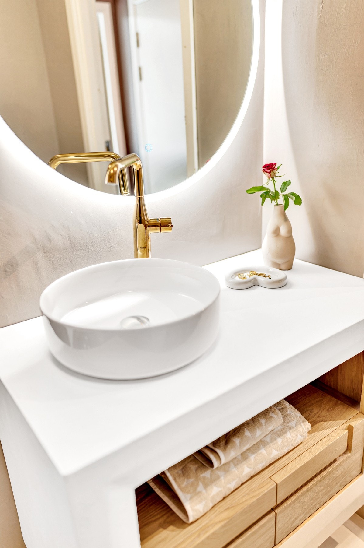 Messingdetaljene går igjen på flere steder på badet. Baderomsinnredningen er plassbygd og håndlaget for dette badet. Galleribilde