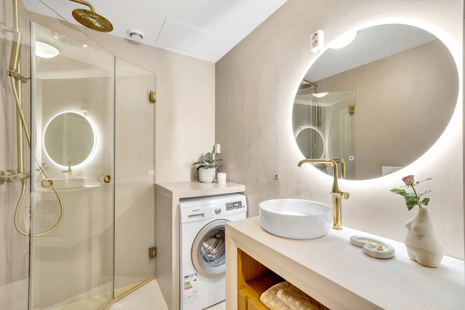 Særdeles delikat bad som i 2023 ble fornyet med bl.a mikrosement, ny innredning, nytt dusjhjørne og armatur. Galleribilde