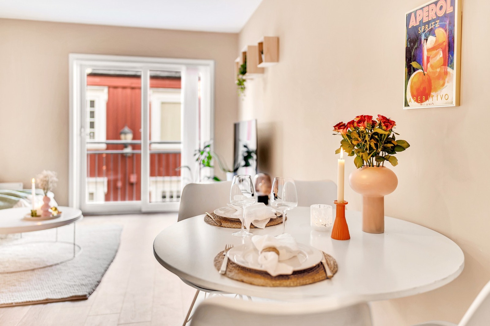 Leiligheten var gjenstand for omfattende oppussing i 2022 og 2023. Kvaliteten på arbeidet bekreftes også i takstmannens rapport hvor det ikke er påvist noen indikasjoner på skader, i tillegg til at det er gitt TG1 på tilnærmet alle punkter. Galleribilde