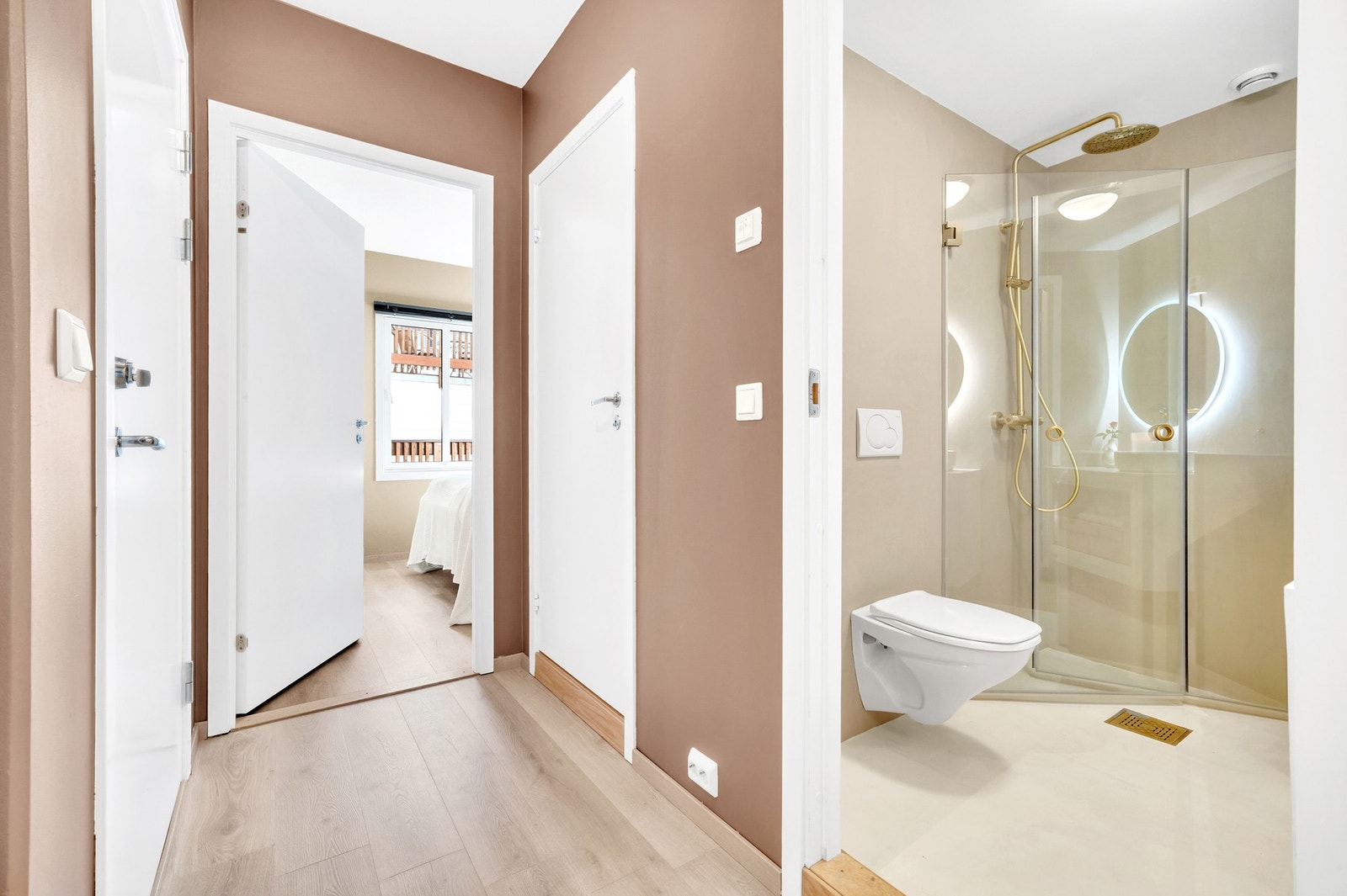 Gang sett mot soverom og bad. Teknisk rom/bod inn den lukkede døren i midten av bildet. Galleribilde