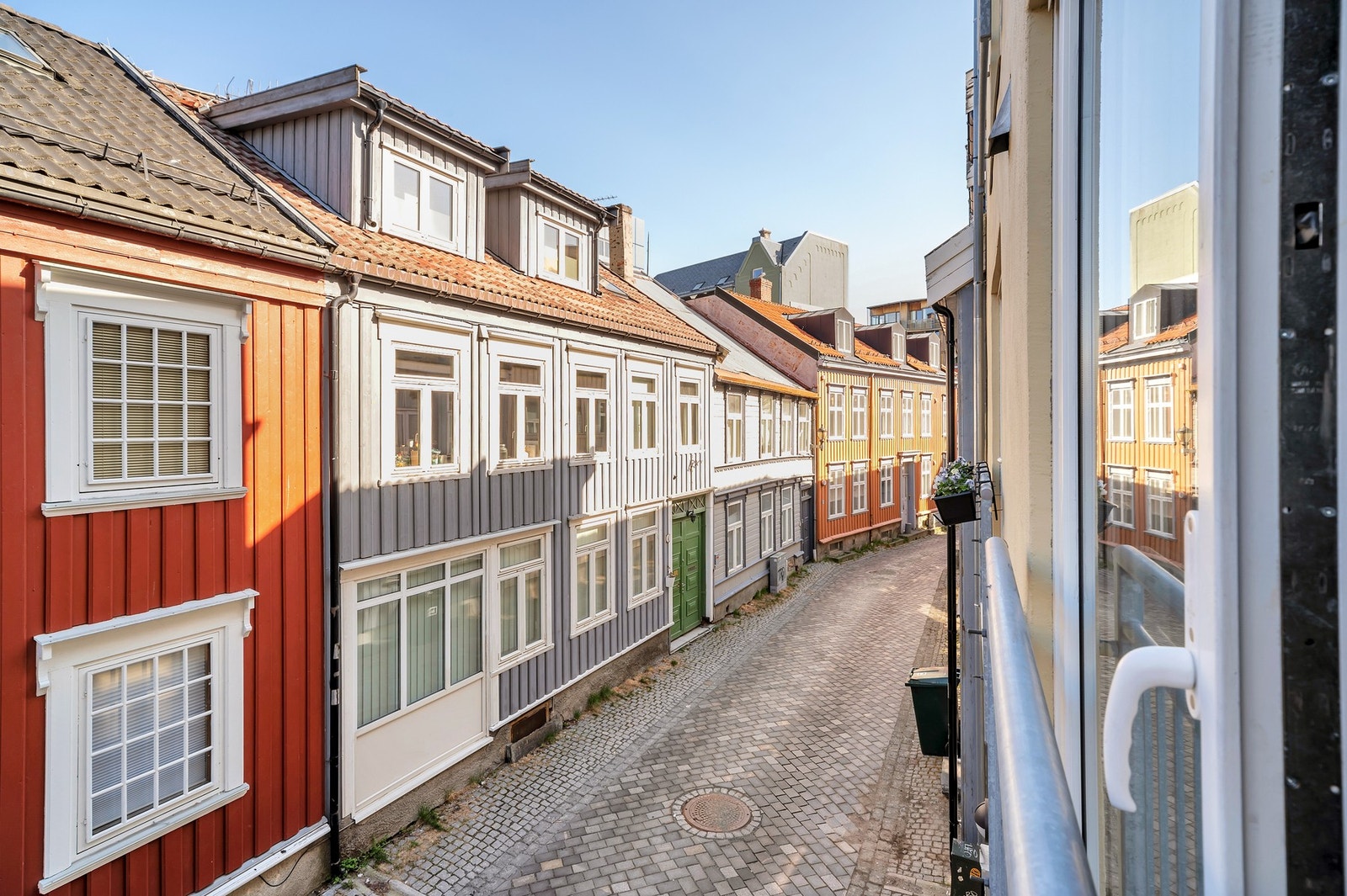 Den franske balkongen fra stua vender ut mot Midtbyens fargerike utvalg av historiske bygårder. Galleribilde