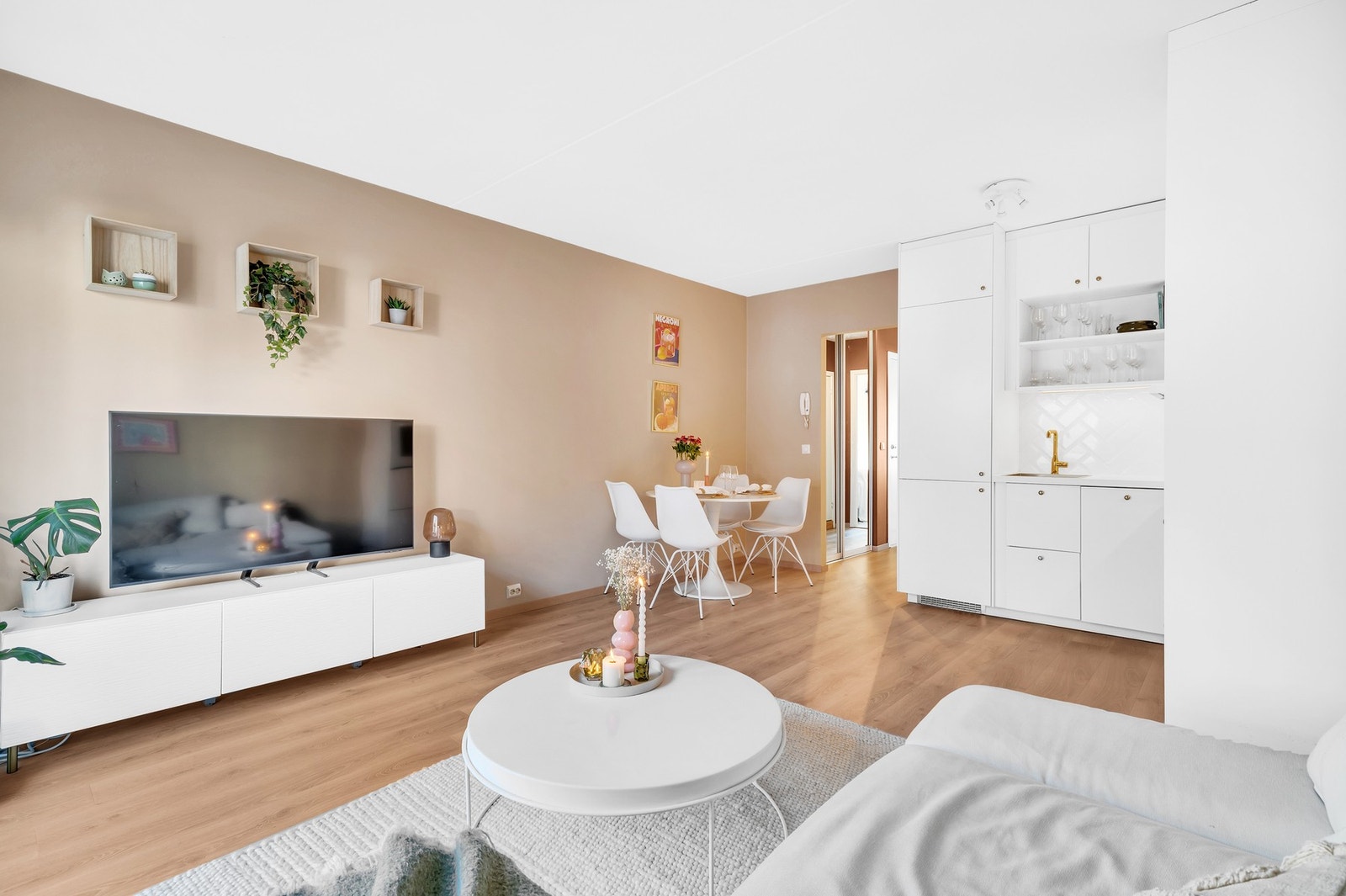 Leilighetsbygget ble oppført så sent som i 2004 og har derfor en nyere byggteknisk standard med moderne fasiliteter. Galleribilde