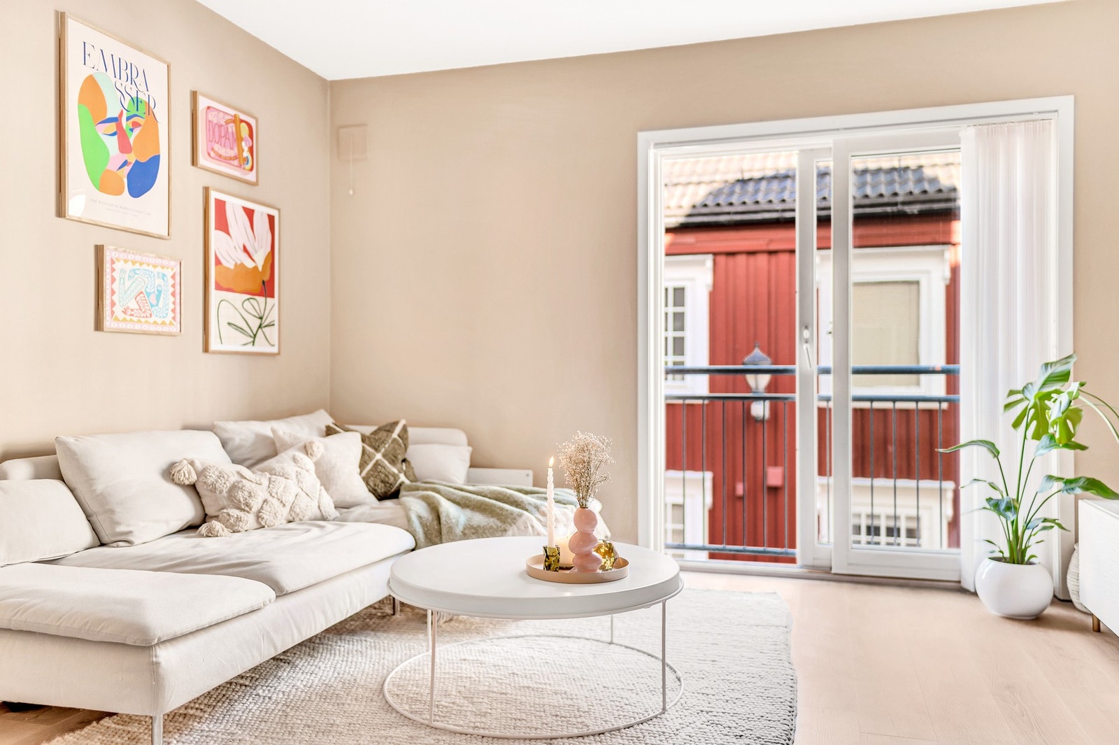 Leiligheten har en praktisk planløsning som sammen med store vindusflater bidrar til en lett og luftig atmosfære. Galleribilde