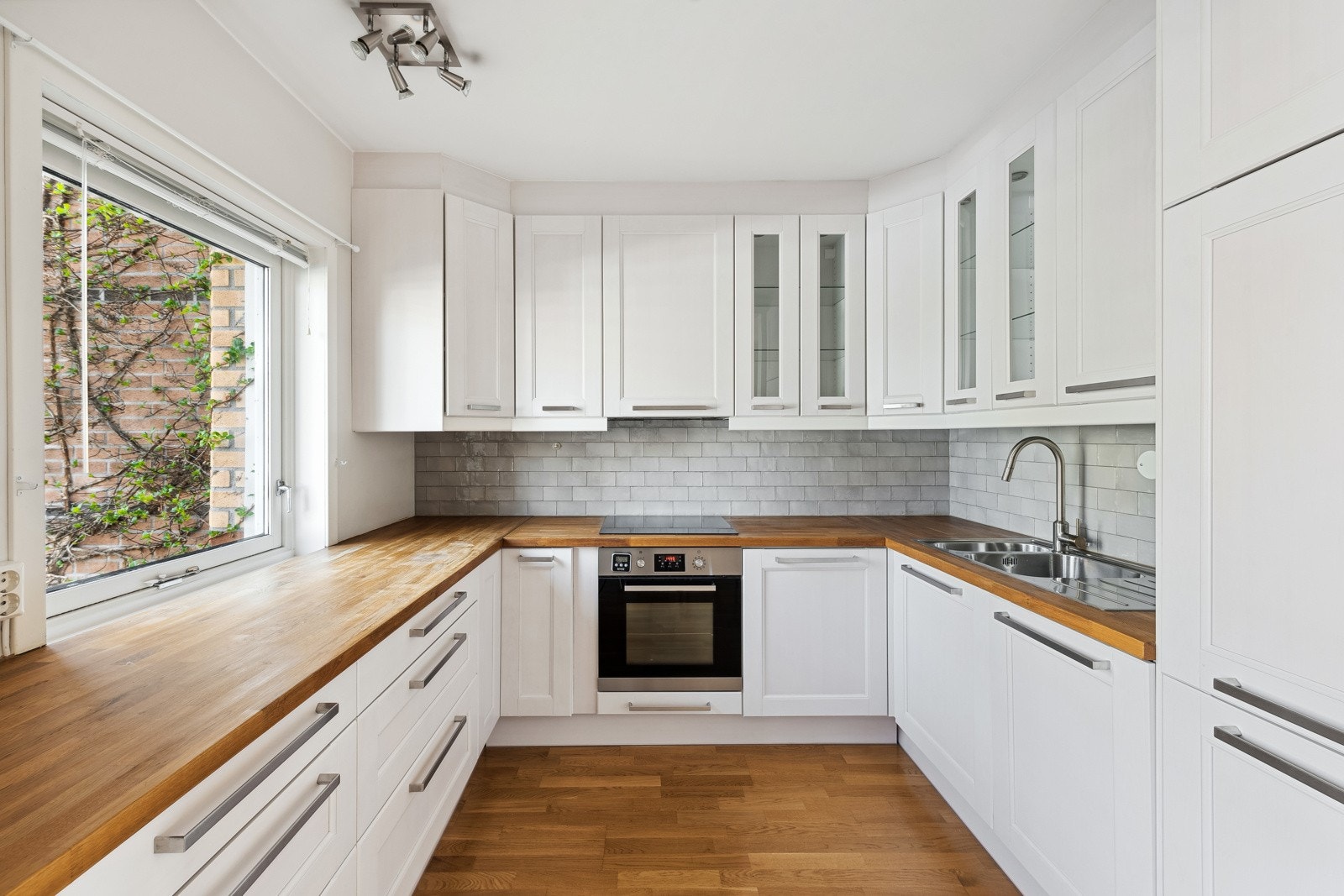 Pent og velholdt kjøkken med innredning fra IKEA (fra 2013). Galleribilde