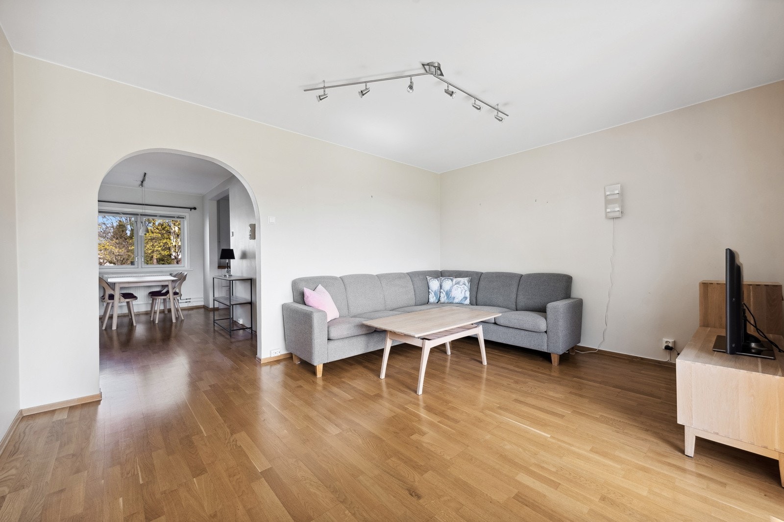 Stue med god plass til sofagruppe, bord, tv-benk mm. Galleribilde