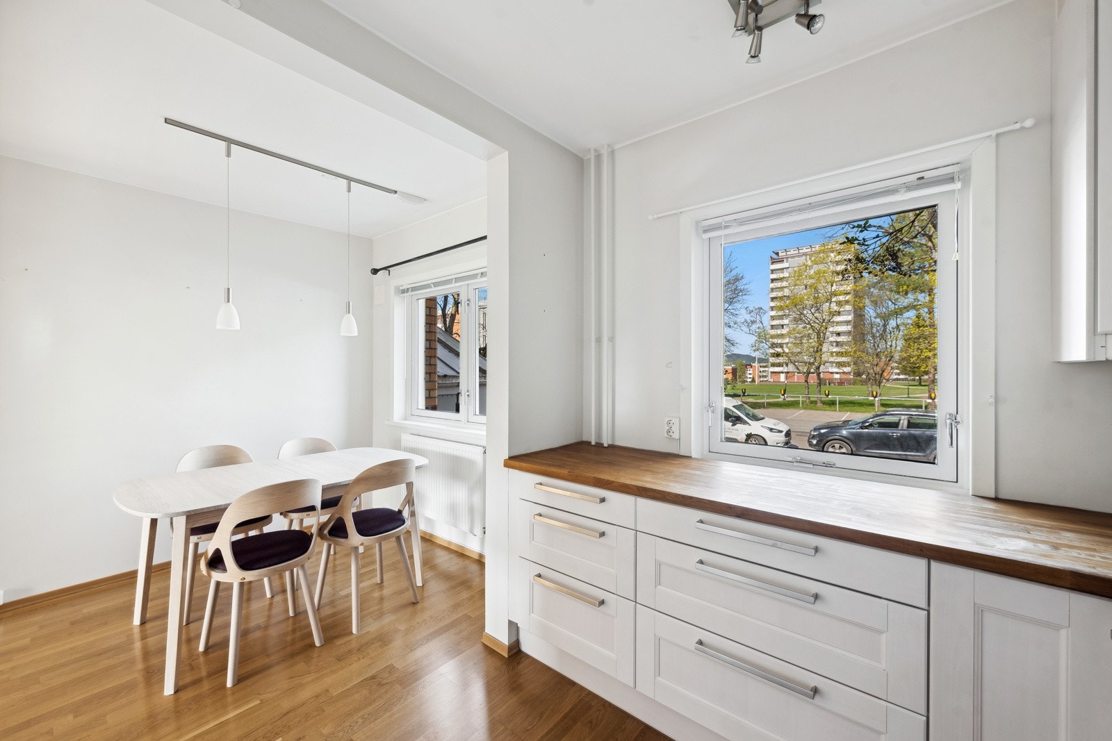 Vindusflater som gir godt med lys inn. Galleribilde