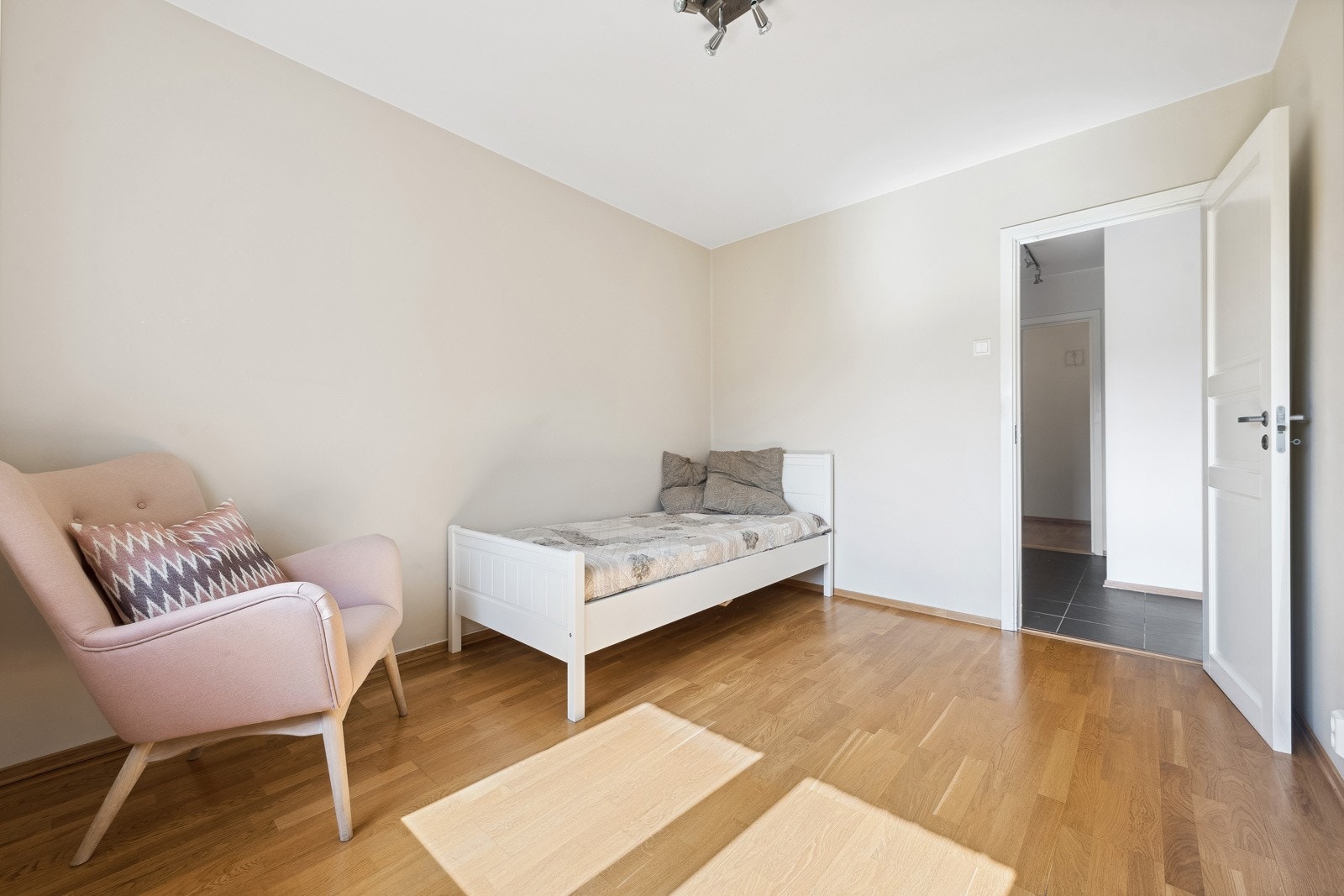 Soverom med plass til dobbeltseng, nattbord, kommode mm. Galleribilde